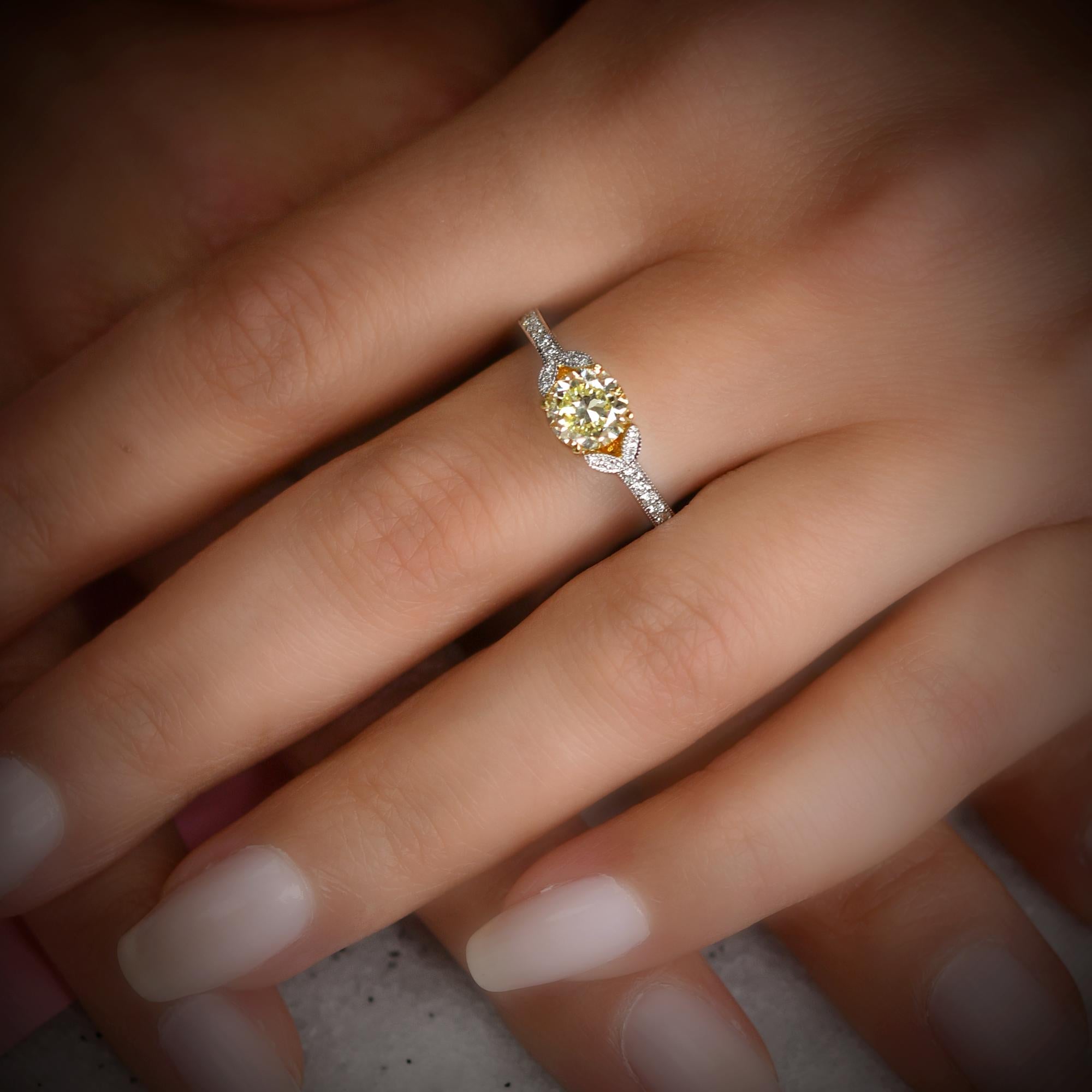 Taglio rotondo 0,94 GIA Certified Fancy Yellow Anello con diamanti rotondi e pietre laterali in pavé in vendita