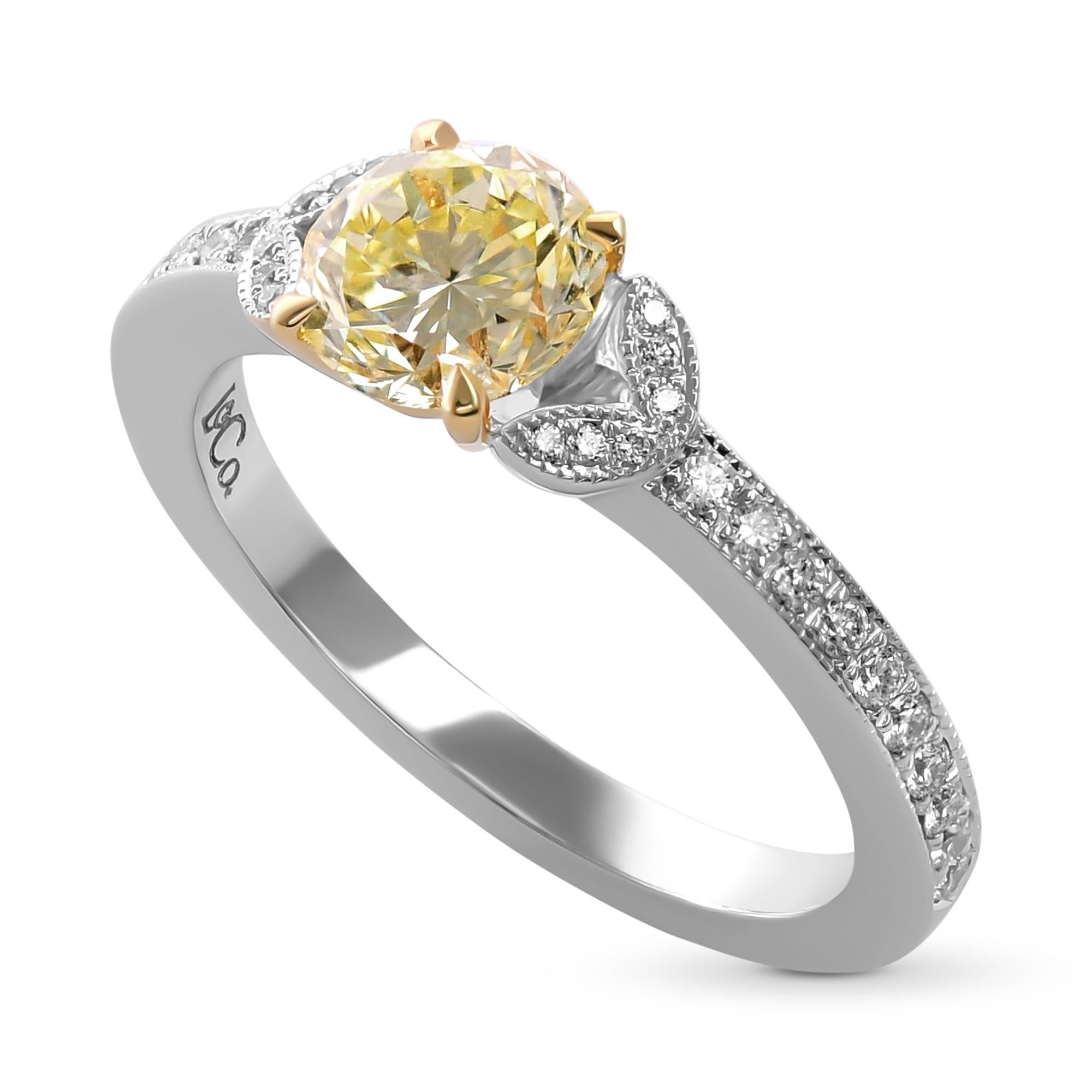 Moderno 0,94 GIA Certified Fancy Yellow Anello con diamanti rotondi e pietre laterali in pavé in vendita