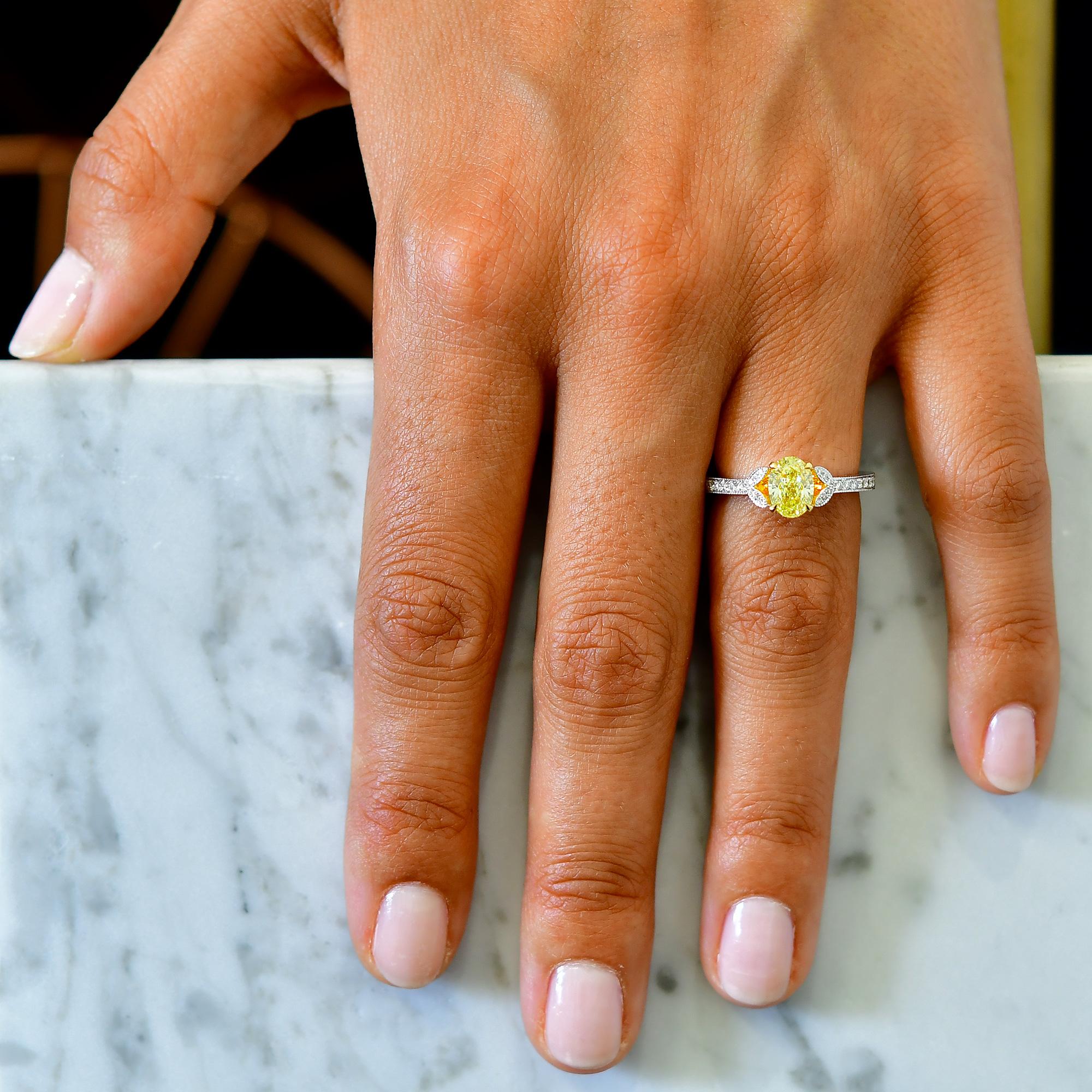 0,94 GIA-zertifizierter, runder, gelber Fancy-Diamantring mit Pave-Stein im Zustand „Neu“ im Angebot in New York, NY
