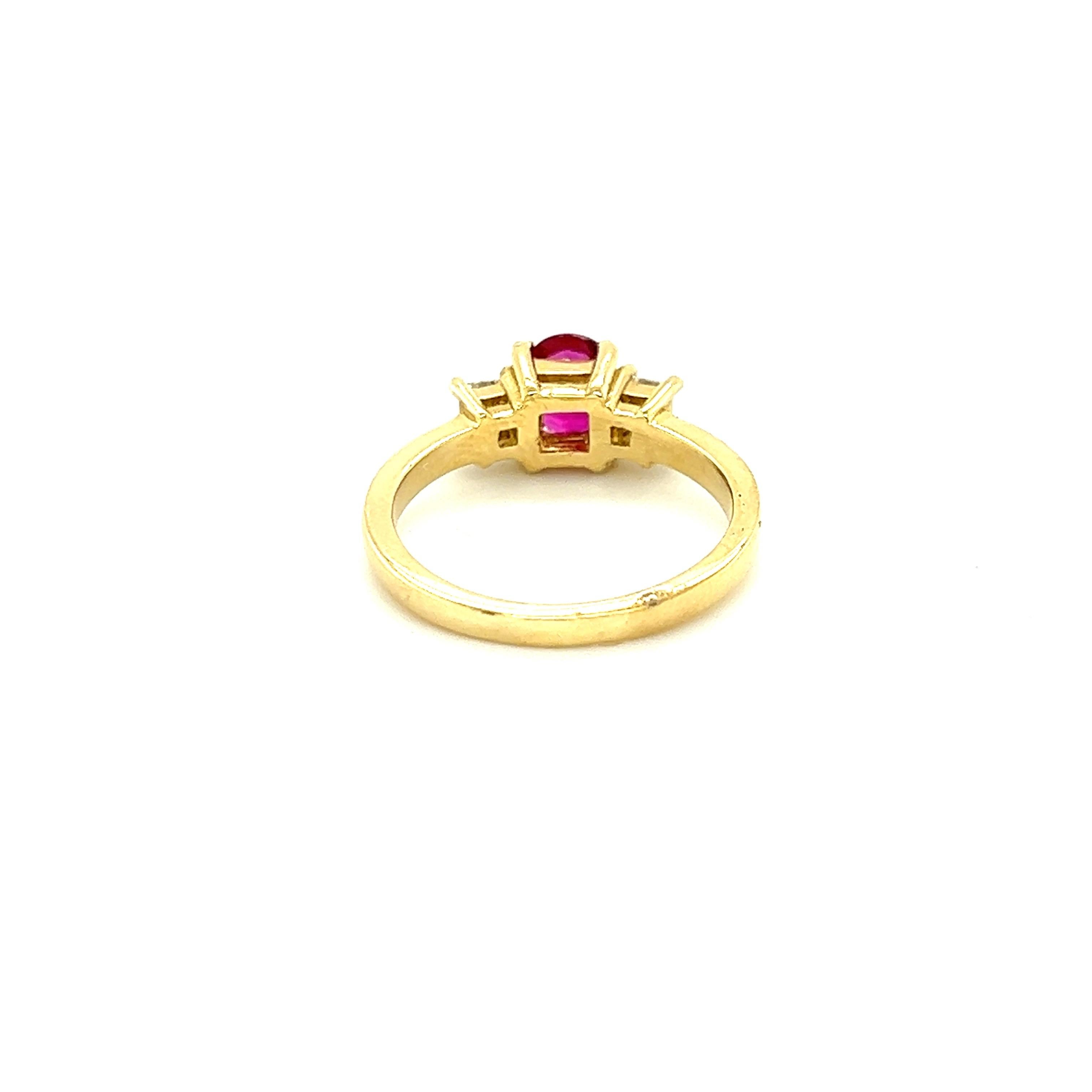 Taille ovale Bague à trois pierres en or jaune 14 carats avec diamants et rubis de 0,94 carat en vente