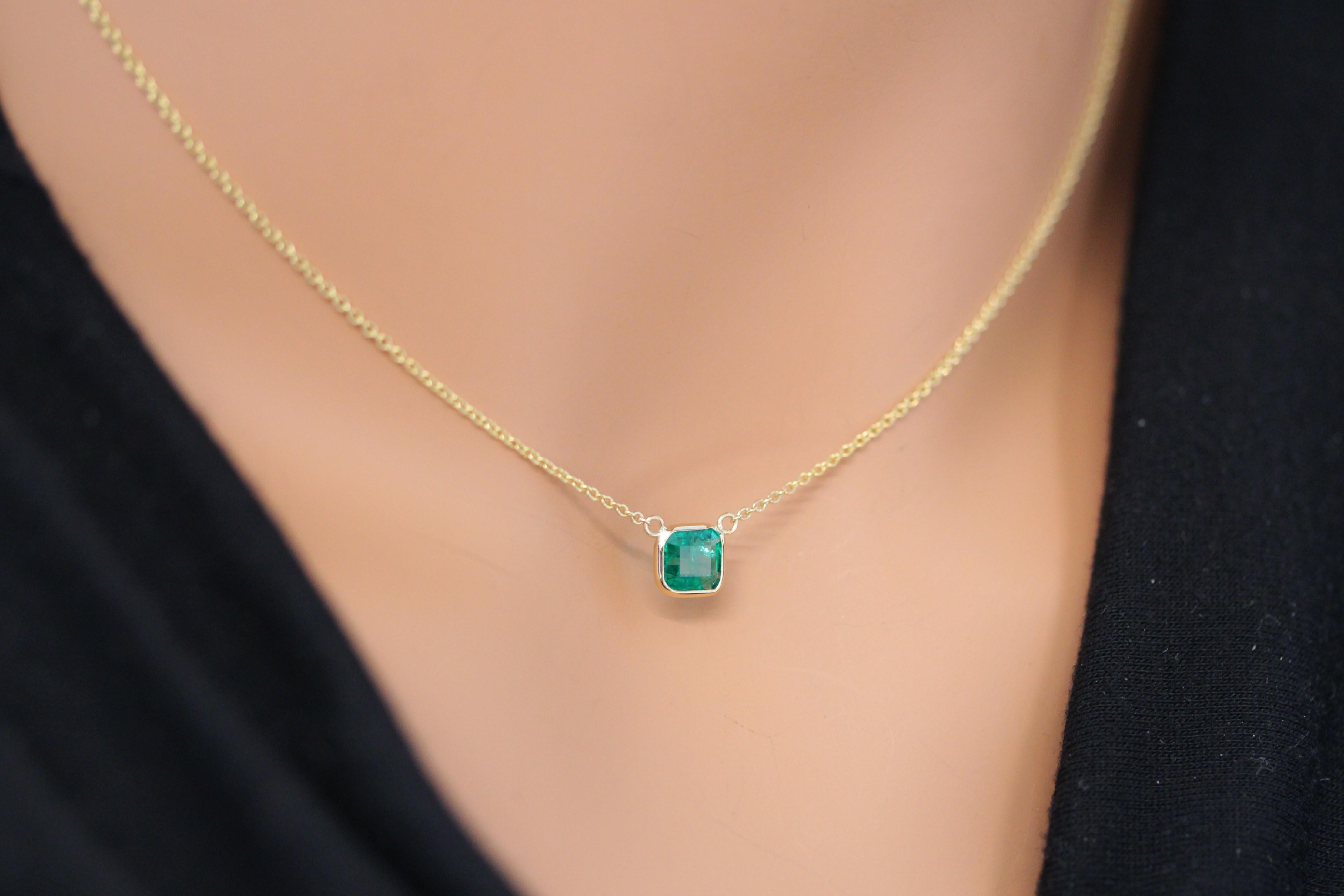 Asscher Cut 0.94Carat Asscher Emerald Green Fashion Necklaces In 14k Yellow Gold For Sale