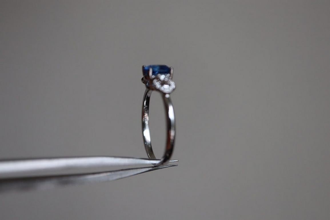 0.94Ct blue sapphire and natural diamond ring in 18k solid gold For Sale 4