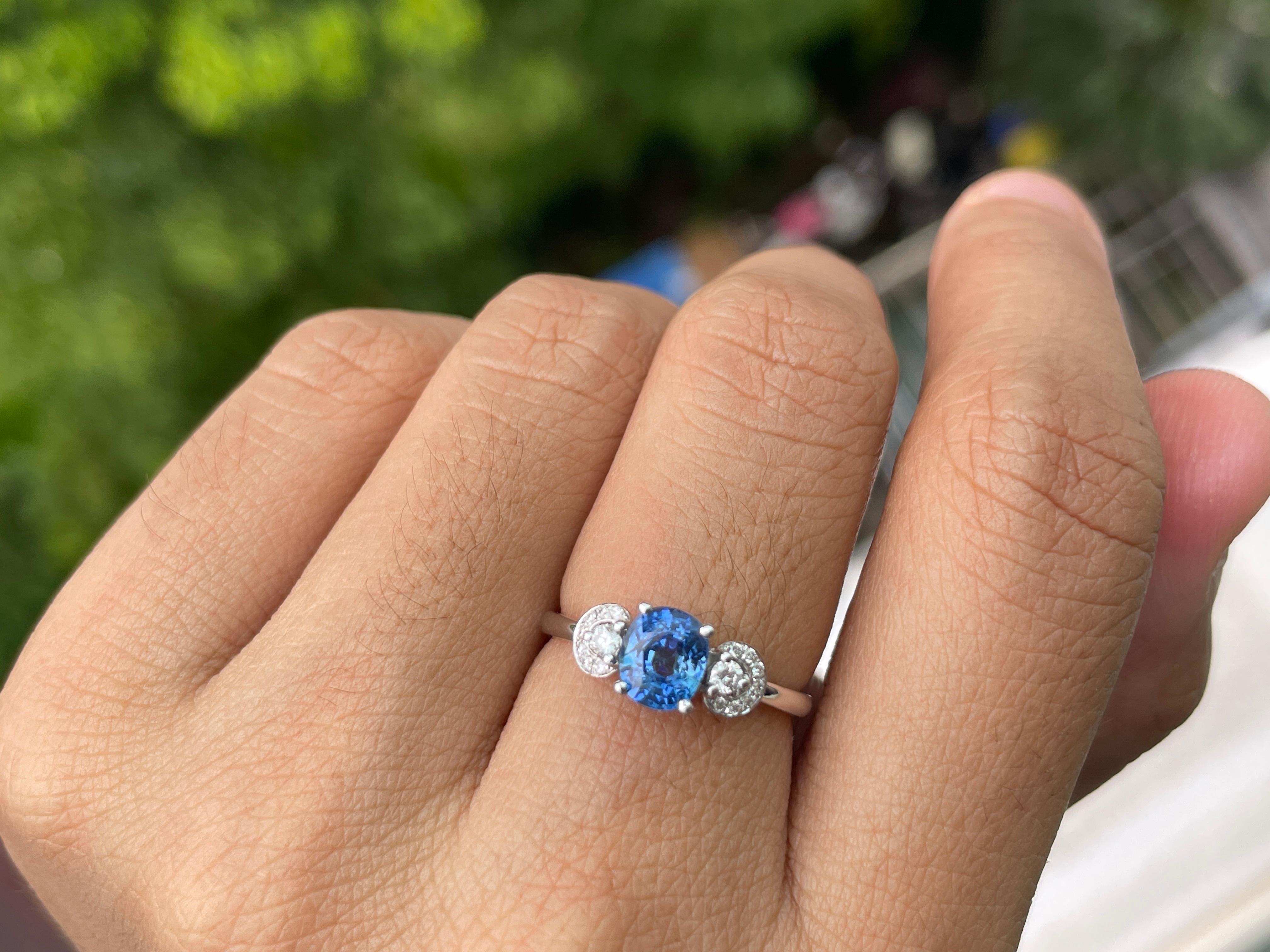 Art Deco 0.94Ct blue sapphire and natural diamond ring in 18k solid gold For Sale