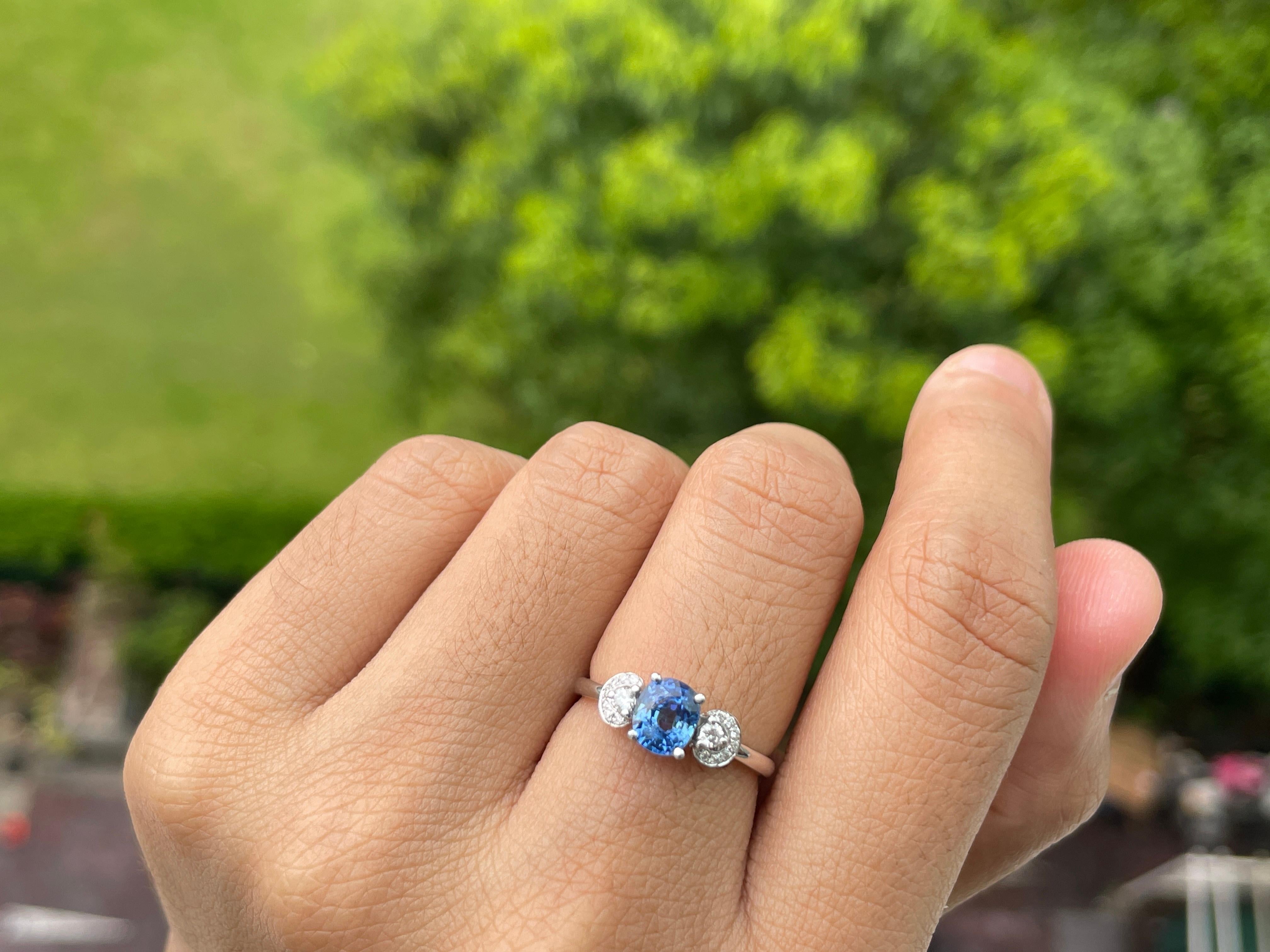 Oval Cut 0.94Ct blue sapphire and natural diamond ring in 18k solid gold For Sale