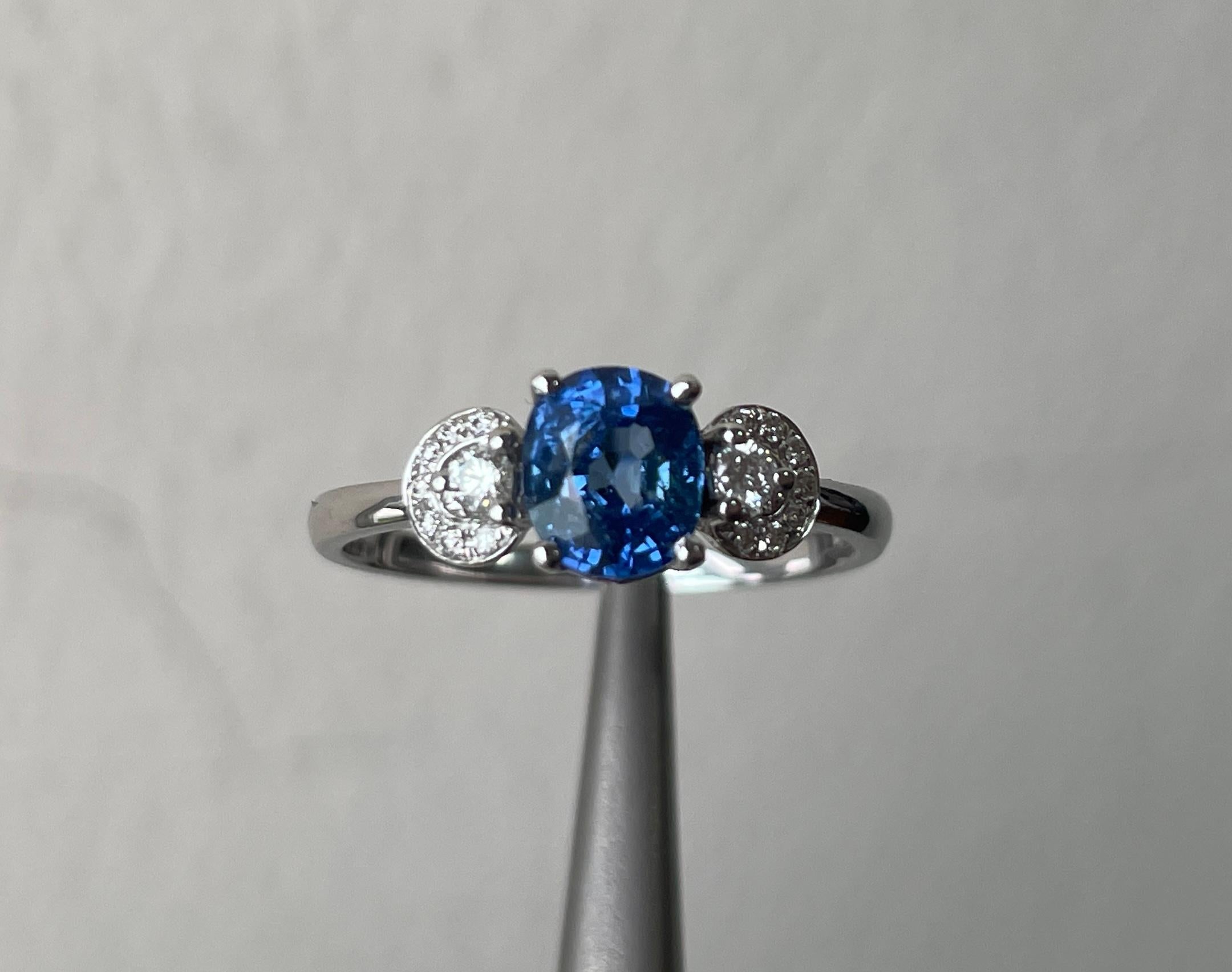 0.94Ct blue sapphire and natural diamond ring in 18k solid gold In New Condition For Sale In Singapore, SG
