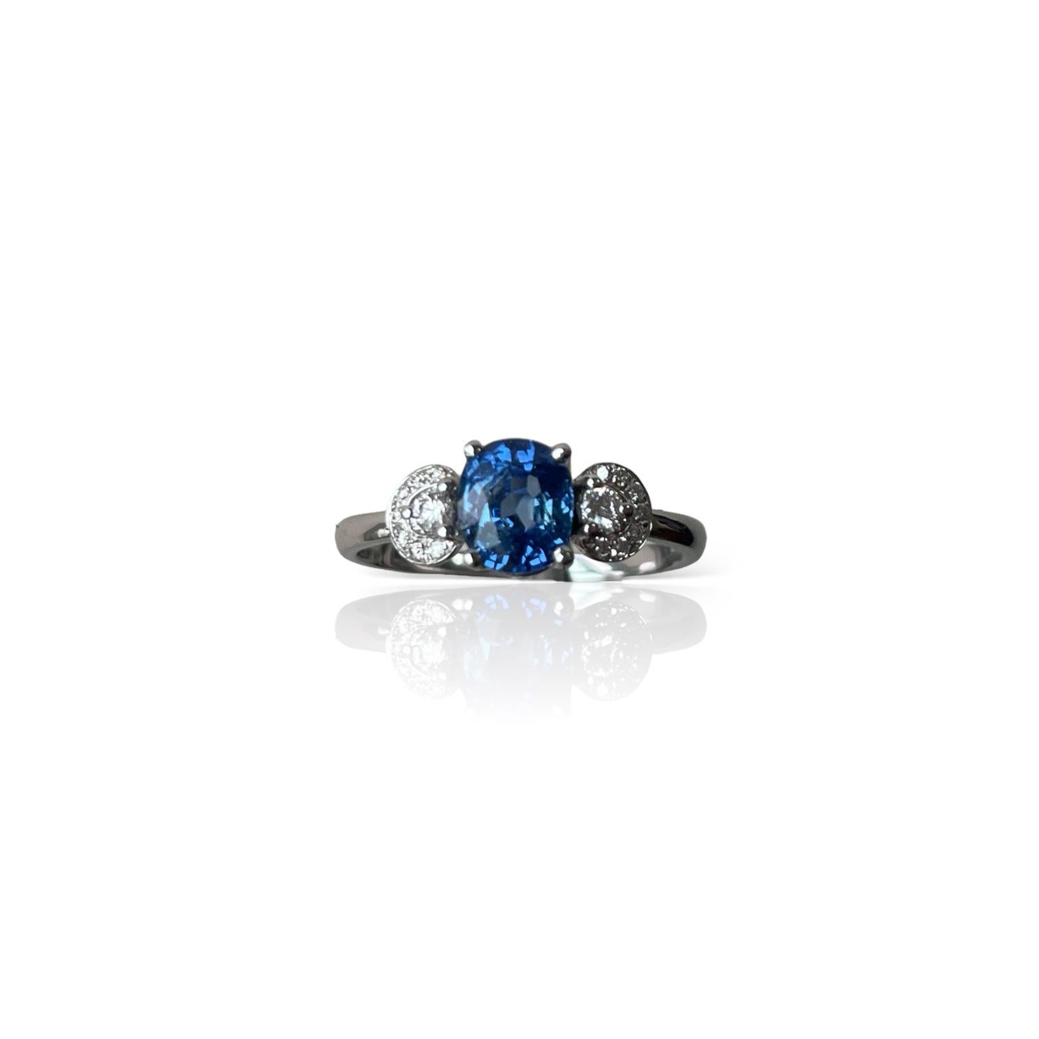 Women's 0.94Ct blue sapphire and natural diamond ring in 18k solid gold For Sale
