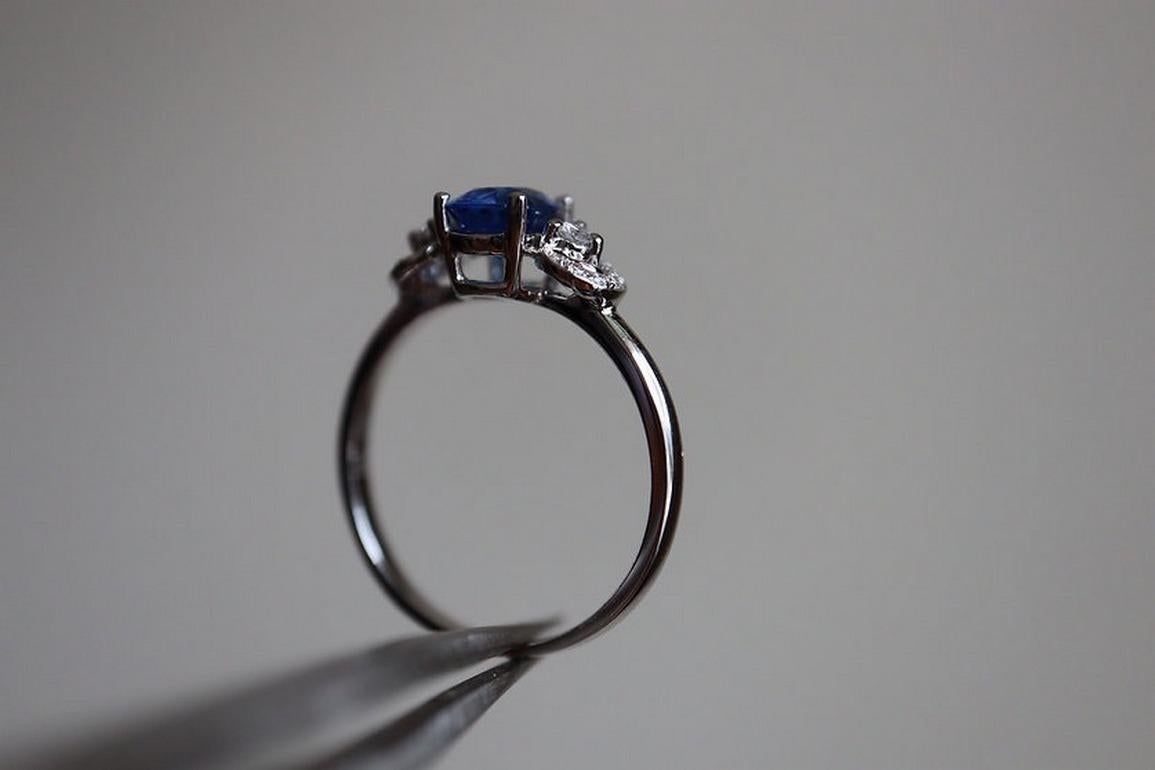 0.94Ct blue sapphire and natural diamond ring in 18k solid gold For Sale 2