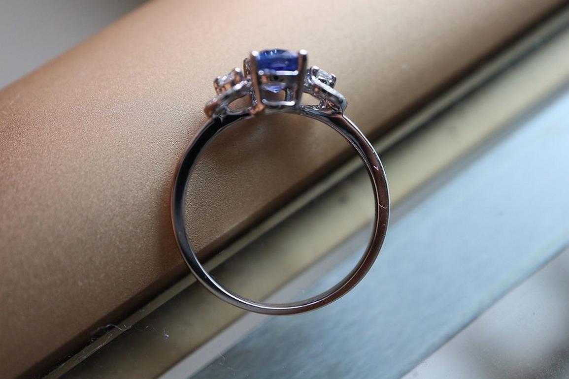 0.94Ct blue sapphire and natural diamond ring in 18k solid gold For Sale 3