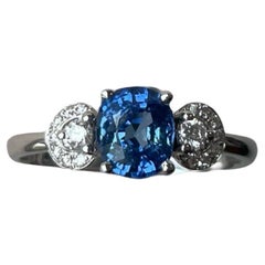 0.94Ct blue sapphire and natural diamond ring in 18k solid gold