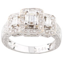 Bague de fiançailles en or blanc 18 carats à 3 pierres et diamants taille émeraude de 0,95 carat