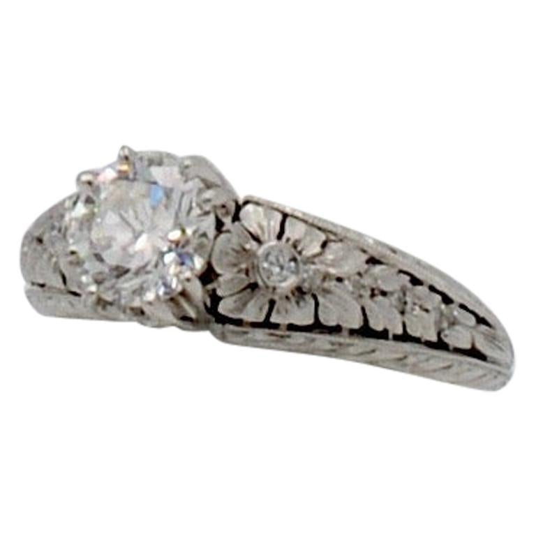 0.95 Carat Diamond and Platinum Engagement Ring For Sale