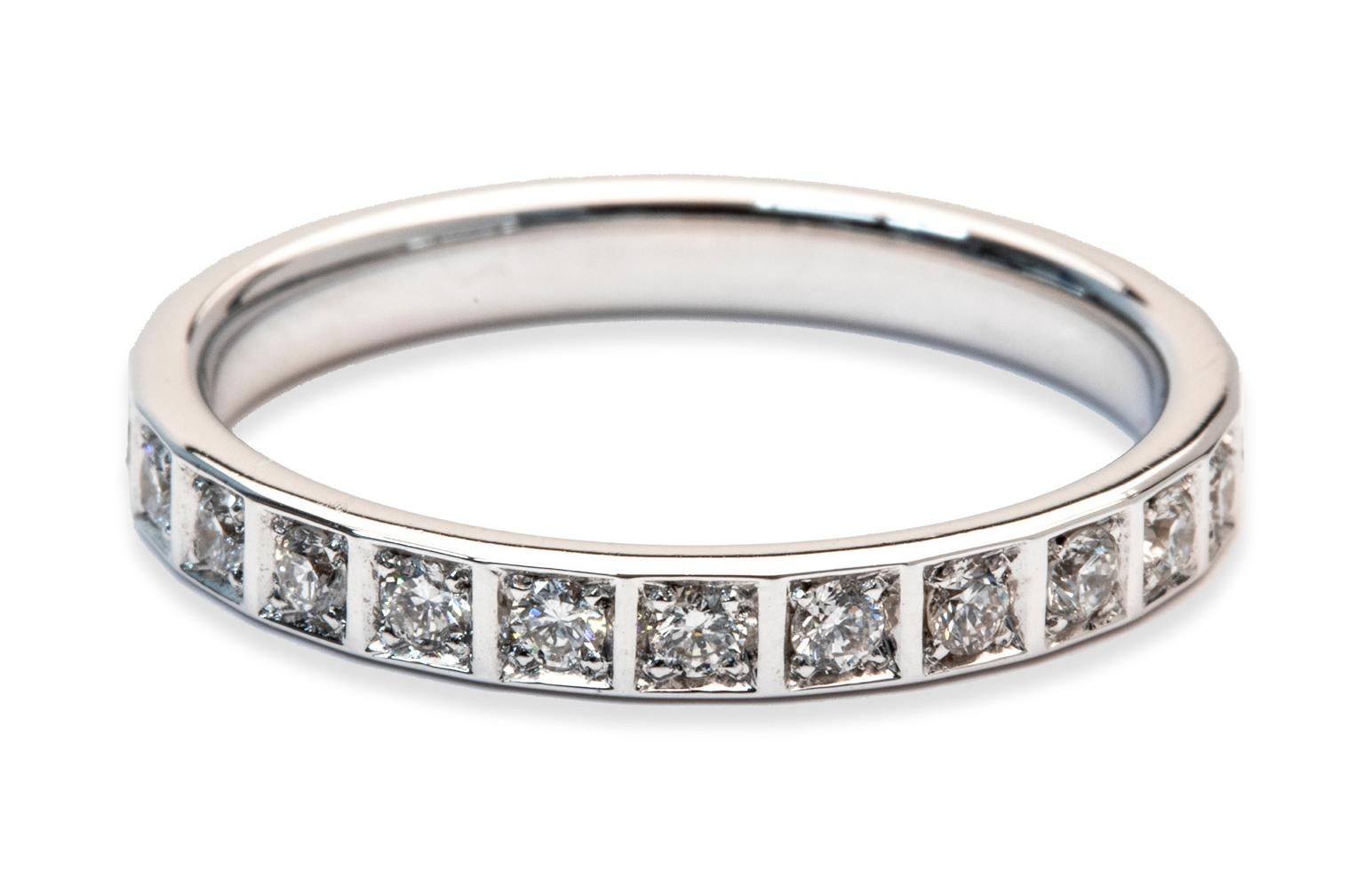 Dieser exquisite, in Italien gefertigte Ring ist ein wahres Zeugnis von Kunstfertigkeit und Raffinesse. Das 0,95-karätige Princess Illusion Eternity Band besticht durch ein faszinierendes Zusammenspiel von Diamanten, die in ein Band aus 18 Karat
