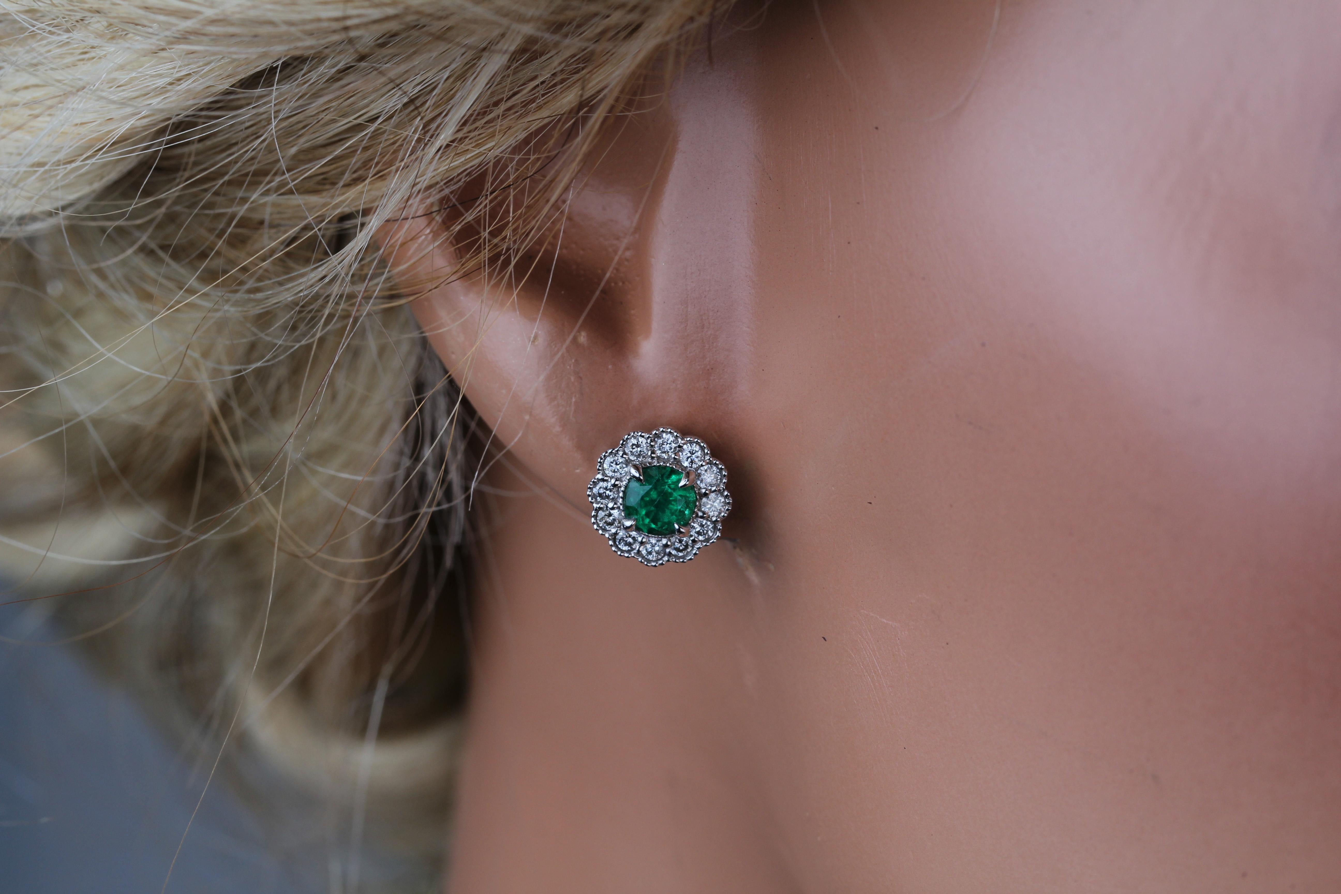 0.95 Carat Emerald and 0.52 Ct Natural Diamond Milgrain Flower Earrings ref1587 In New Condition For Sale In New York, NY