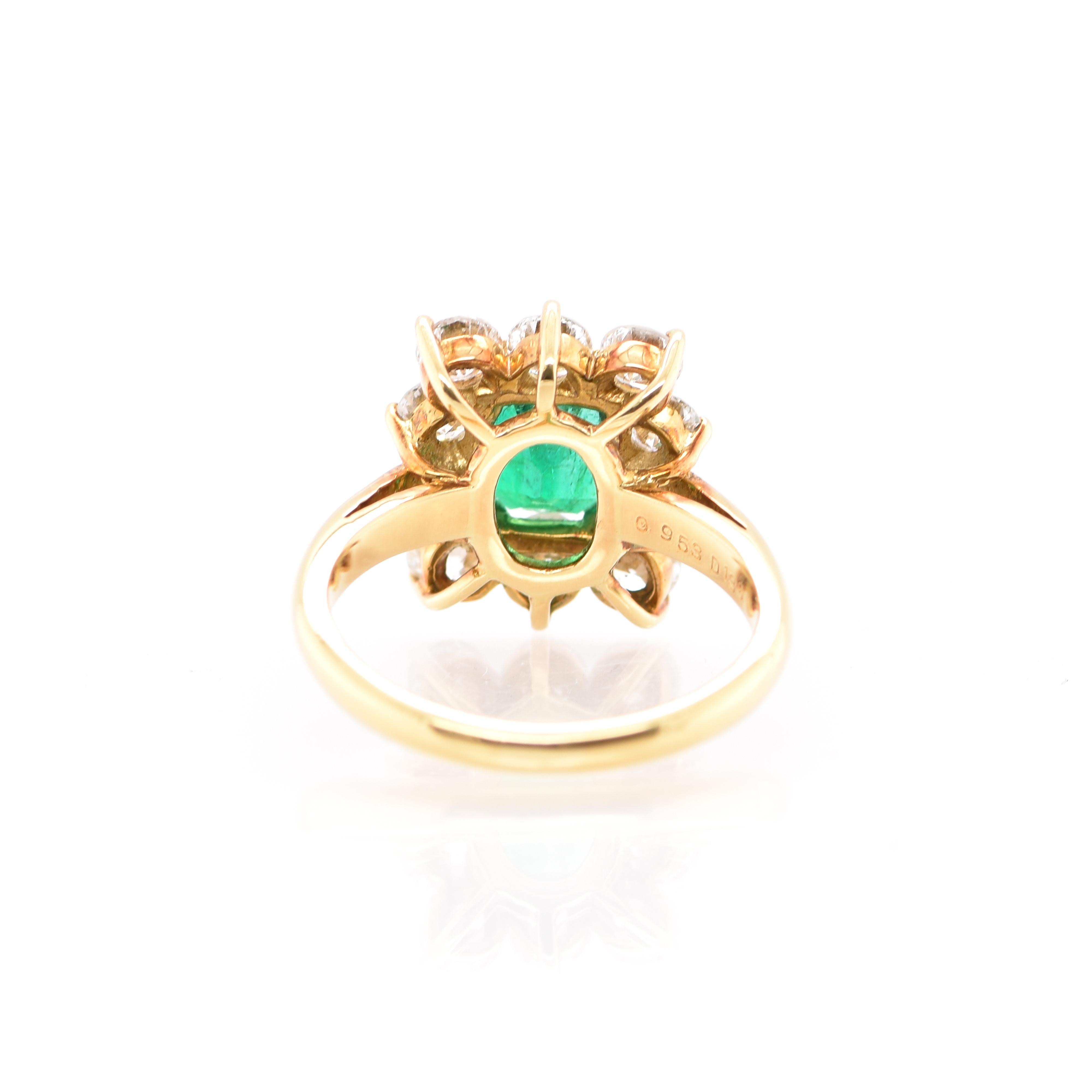 Women's 0.95 Carat Natural Emerald and Diamond Ring Set in 18 Karat Gold For Sale