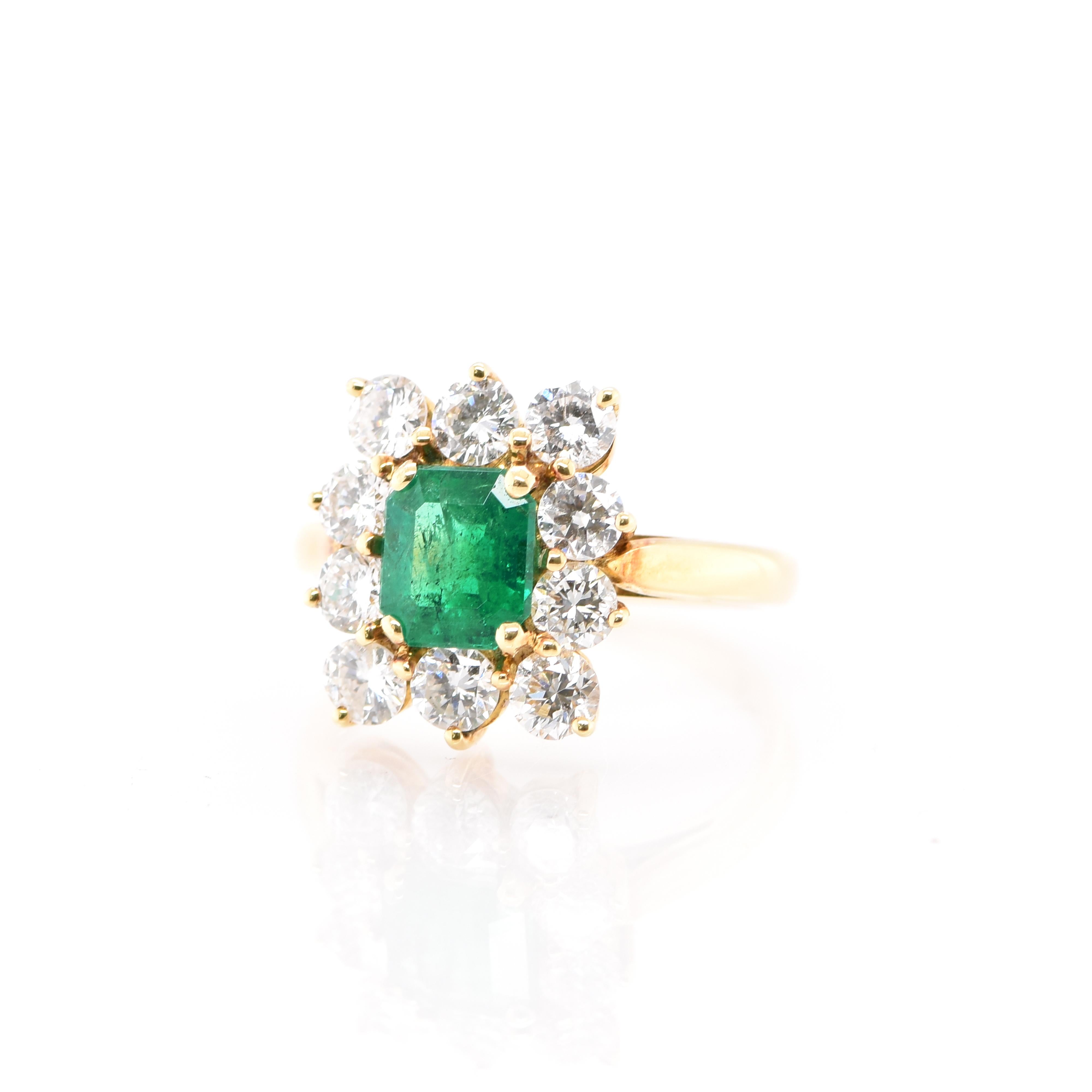 Ein atemberaubender Ring mit einem natürlichen Smaragd von 0,95 Karat und Diamanten von 1,30 Karat, gefasst in 18 Karat Gelbgold. Seit Tausenden von Jahren bewundern die Menschen das Grün des Smaragds. Smaragde werden seit jeher mit den üppigsten