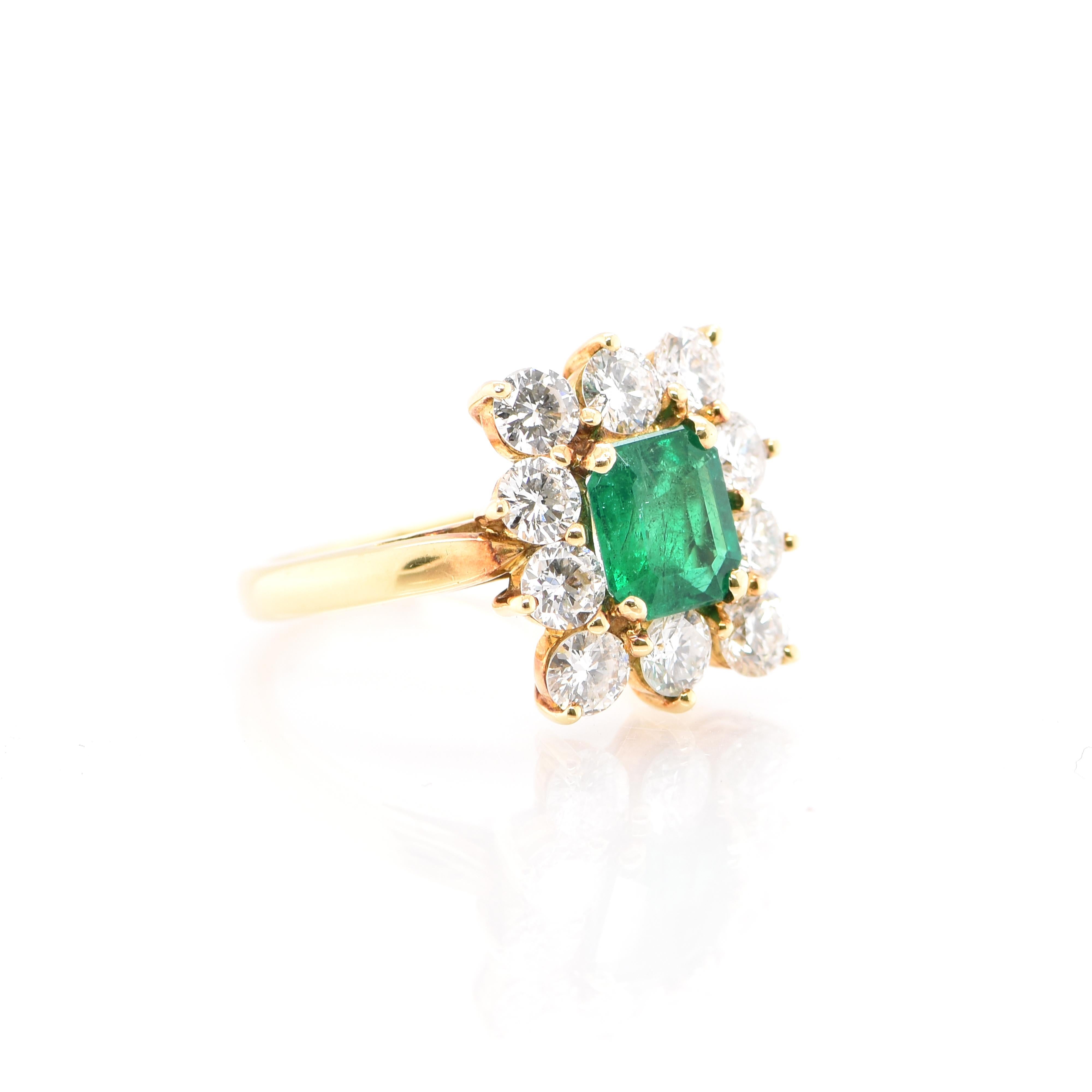 Modern 0.95 Carat Natural Emerald and Diamond Ring Set in 18 Karat Gold For Sale