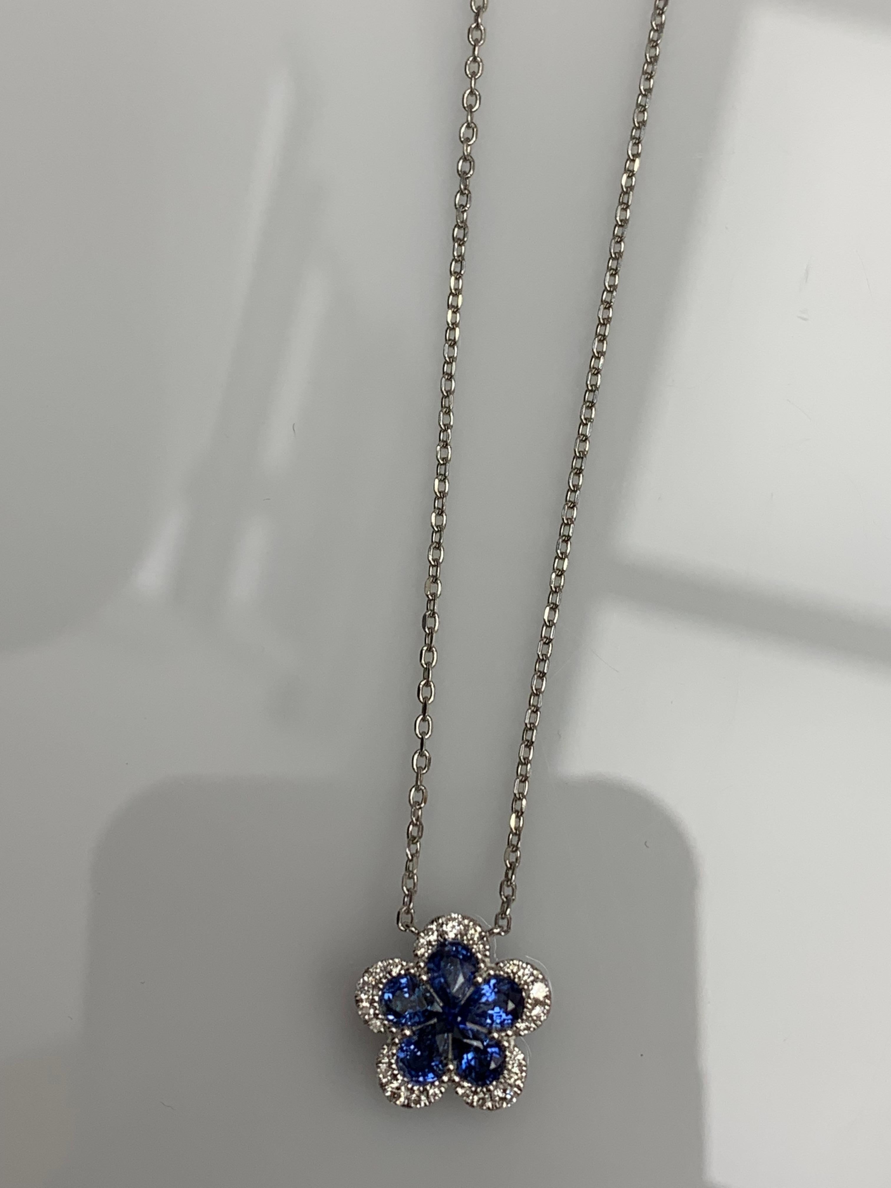 Taglio ovale Collana con zaffiro e diamante a fiore da 0,95 carati in oro bianco 18 carati in vendita