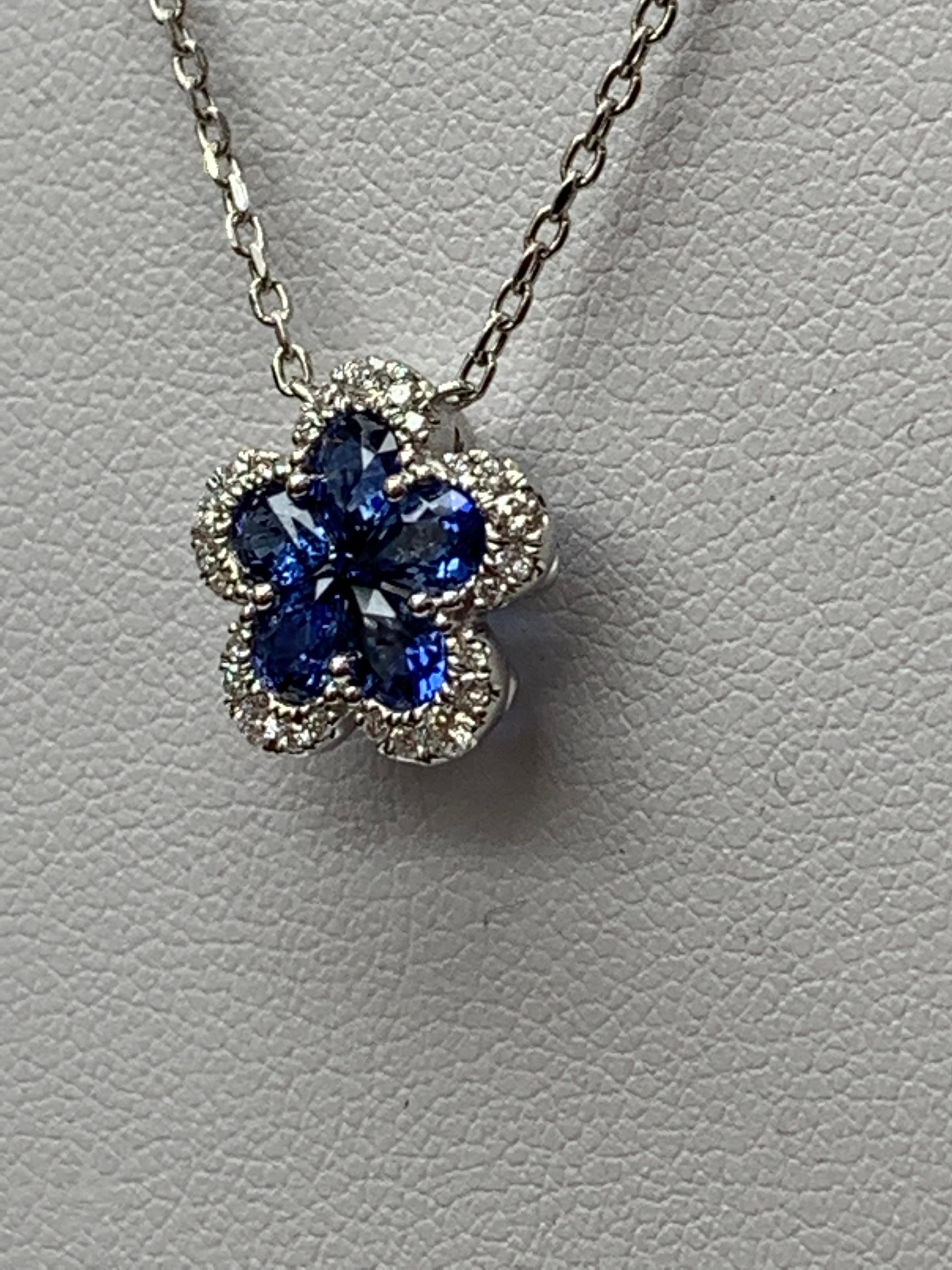 Collana con zaffiro e diamante a fiore da 0,95 carati in oro bianco 18 carati in vendita 1