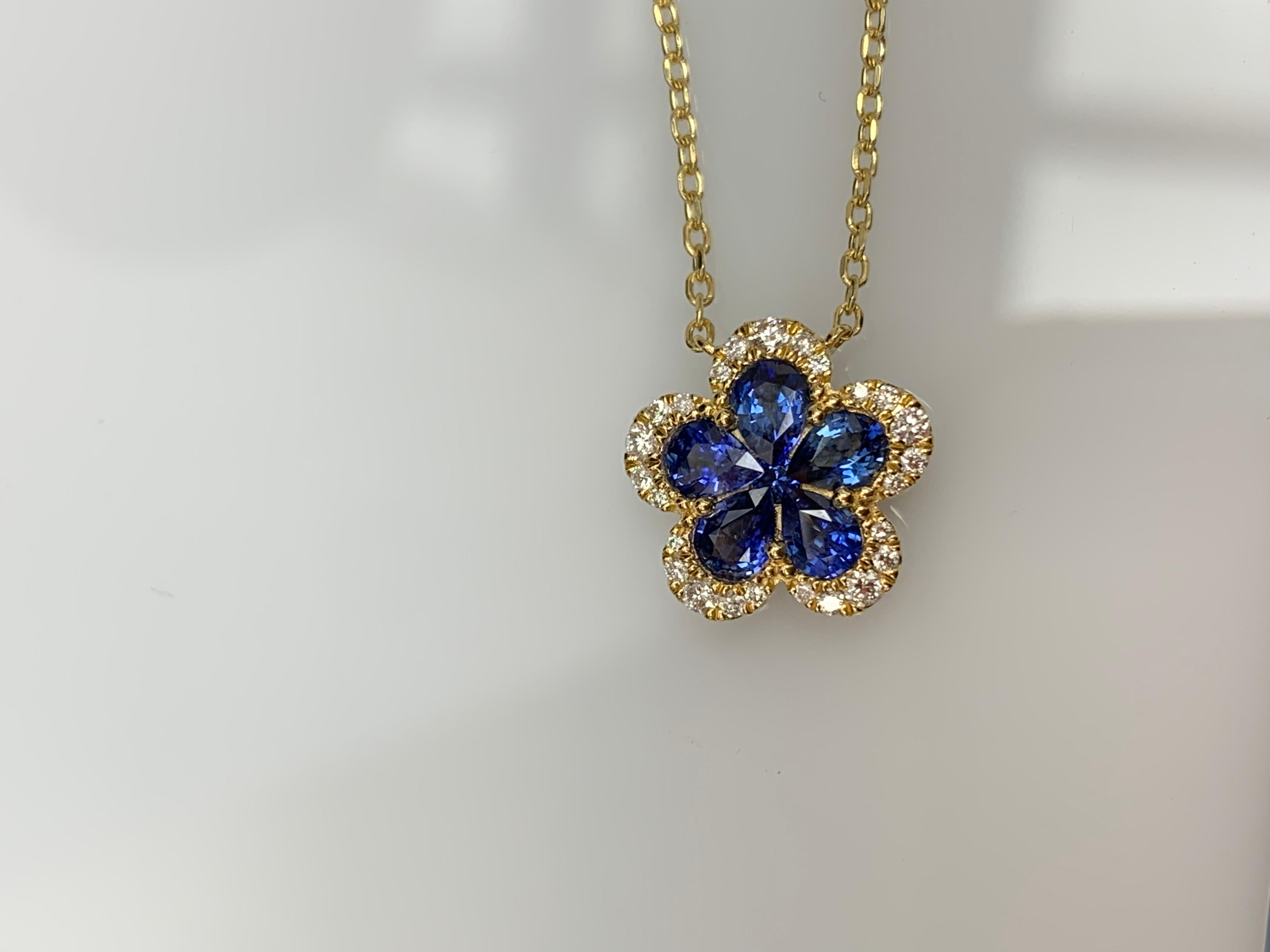 Un collier pendentif à la mode mettant en valeur des saphirs de 0,95 carat. Les 6 saphirs sont entourés d'une rangée de 25 diamants ronds de taille brillant pesant 0,16 carat au total. Fabriqué en or jaune 18k. Il est accompagné d'une chaîne en or