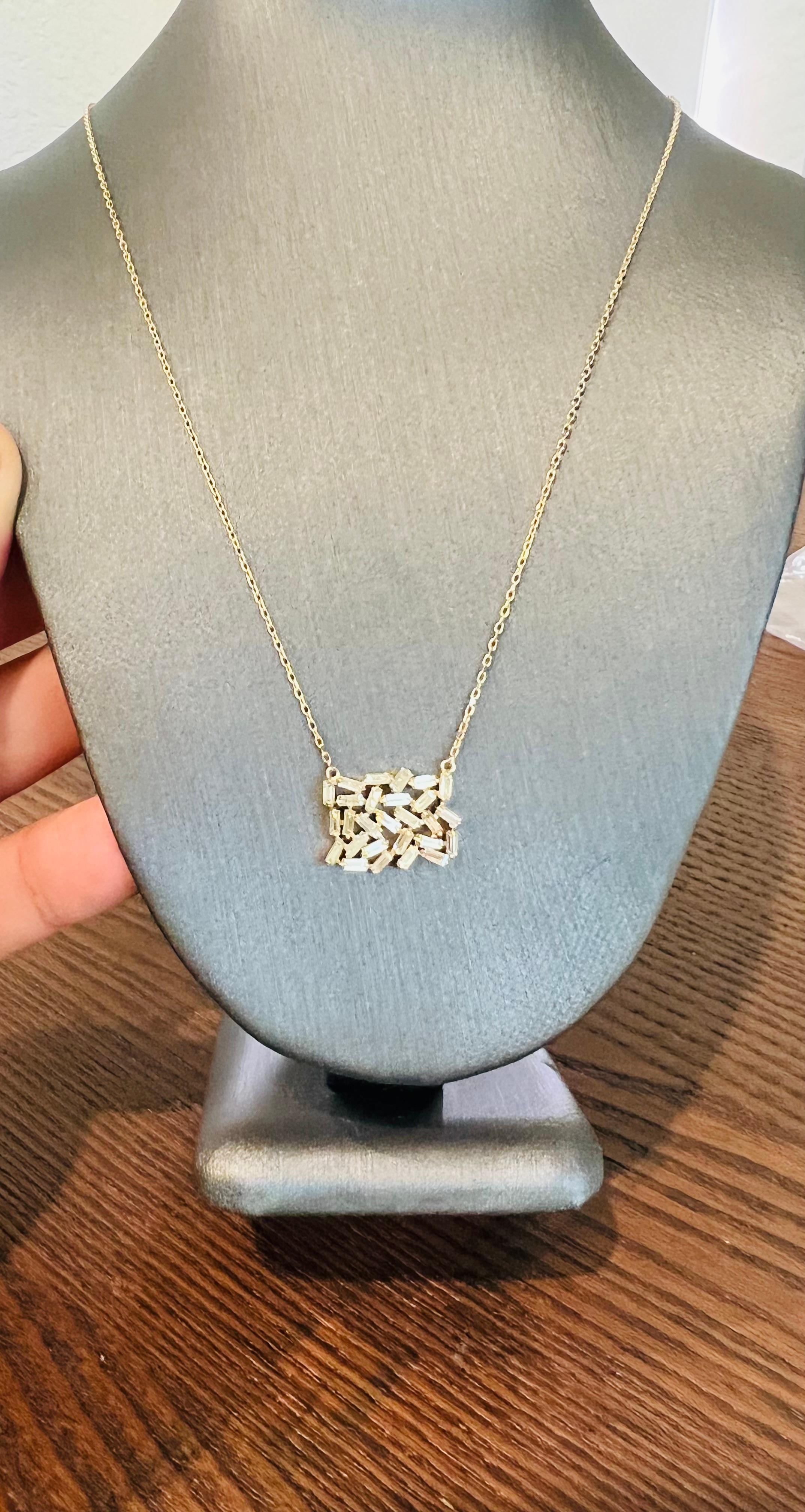 Collier à chaîne en or jaune avec diamant baguette naturel de 0,95 carat en vente 2