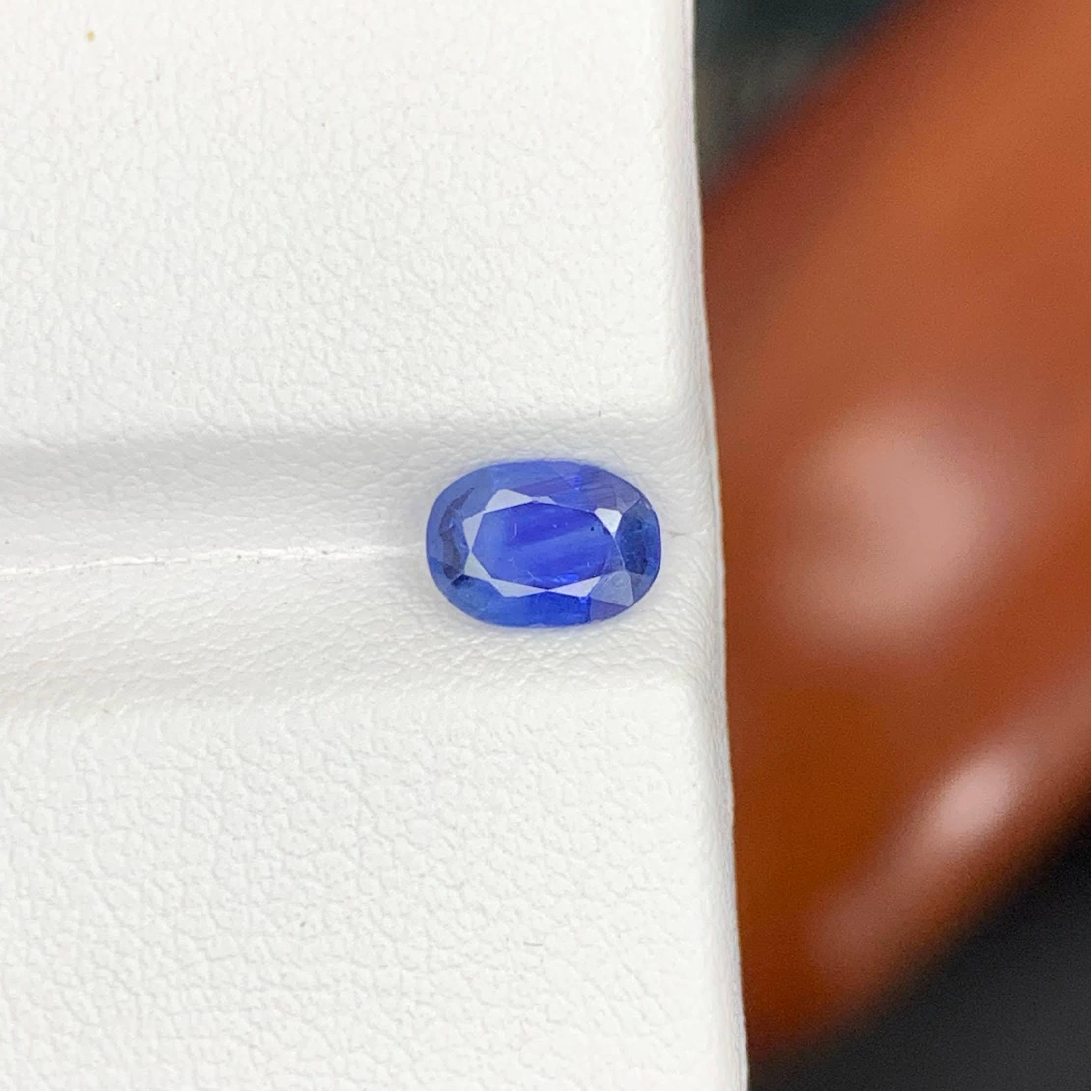 Poids 0,95 carat 
Dimensions 6,8x4,8x2,9mm
Traitement Aucun 
Origine Sri Lankaise 
Clarté VVS
Forme Coupe Ovale 




Cet élégant saphir bleu naturel de 0,95 carat présente une riche teinte bleue veloutée qui fait la renommée des saphirs du Sri