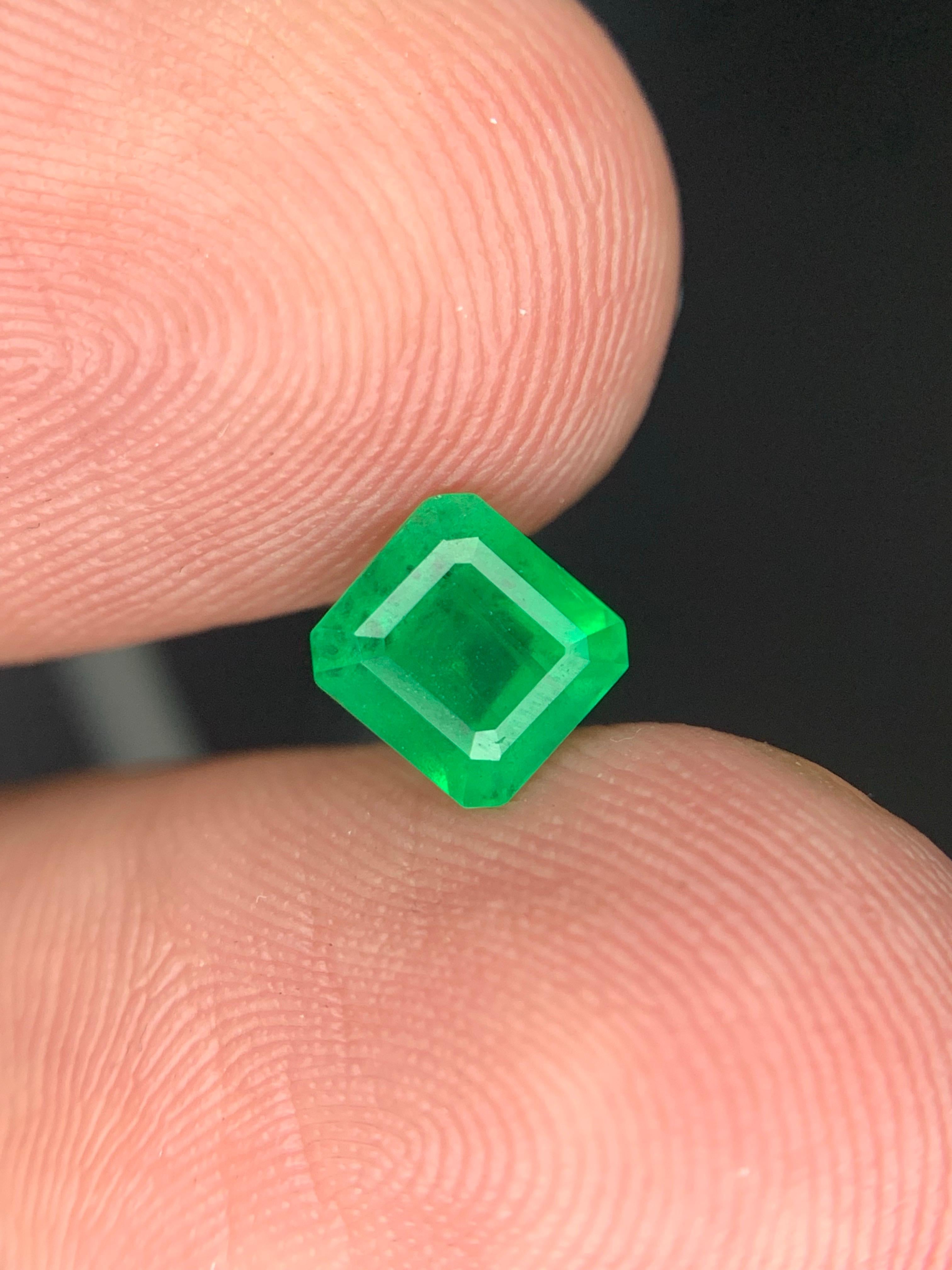 0.95 Karat natürlicher loser Smaragd Edelstein aus Swat, Pakistan (Carréeschliff) im Angebot