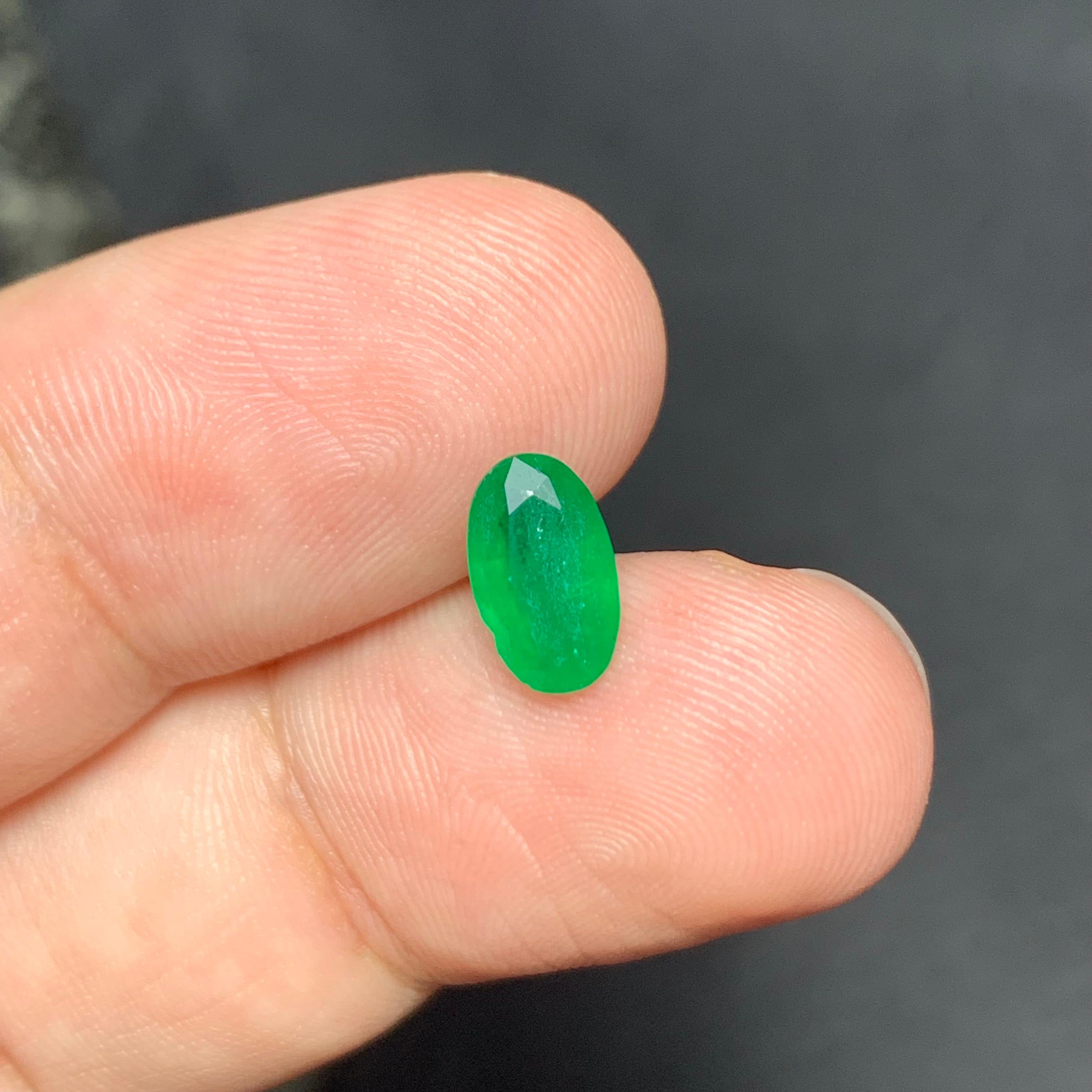 0.95 Carat Natural Loose Emerald Oval Shape Gem For Jewellery Making  For Sale 6