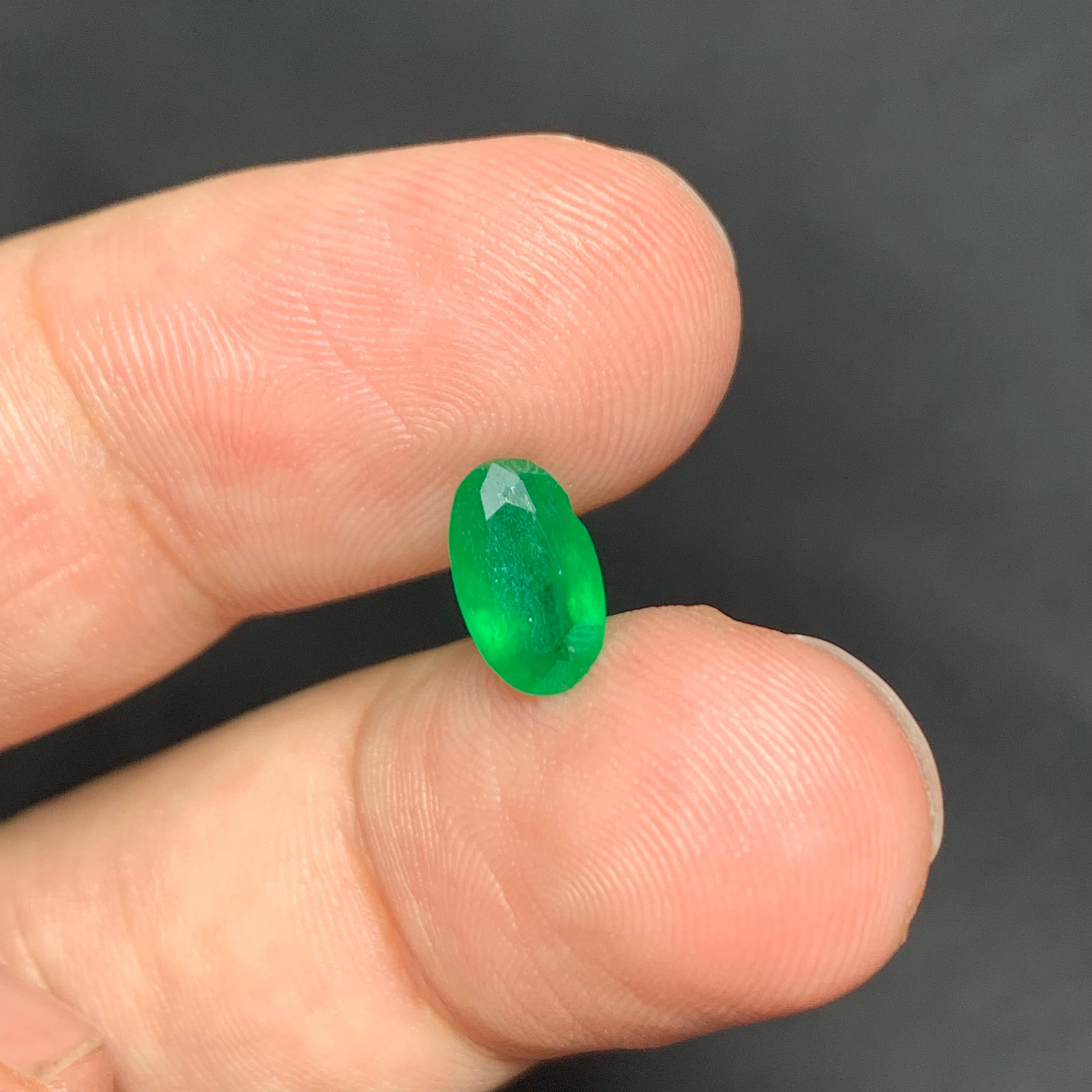 Arts and Crafts 0.95 Carat Natural Loose Emerald Oval Shape Gem For Jewellery Making For Sale