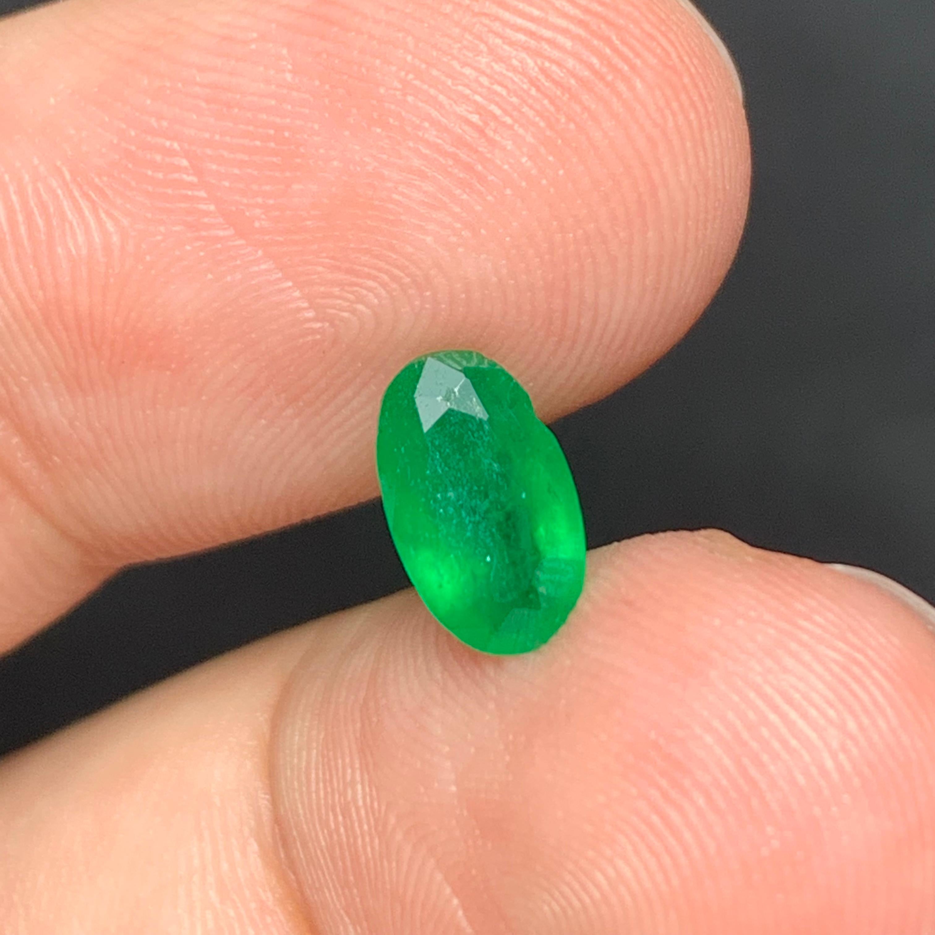 Oval Cut 0.95 Carat Natural Loose Emerald Oval Shape Gem For Jewellery Making  For Sale