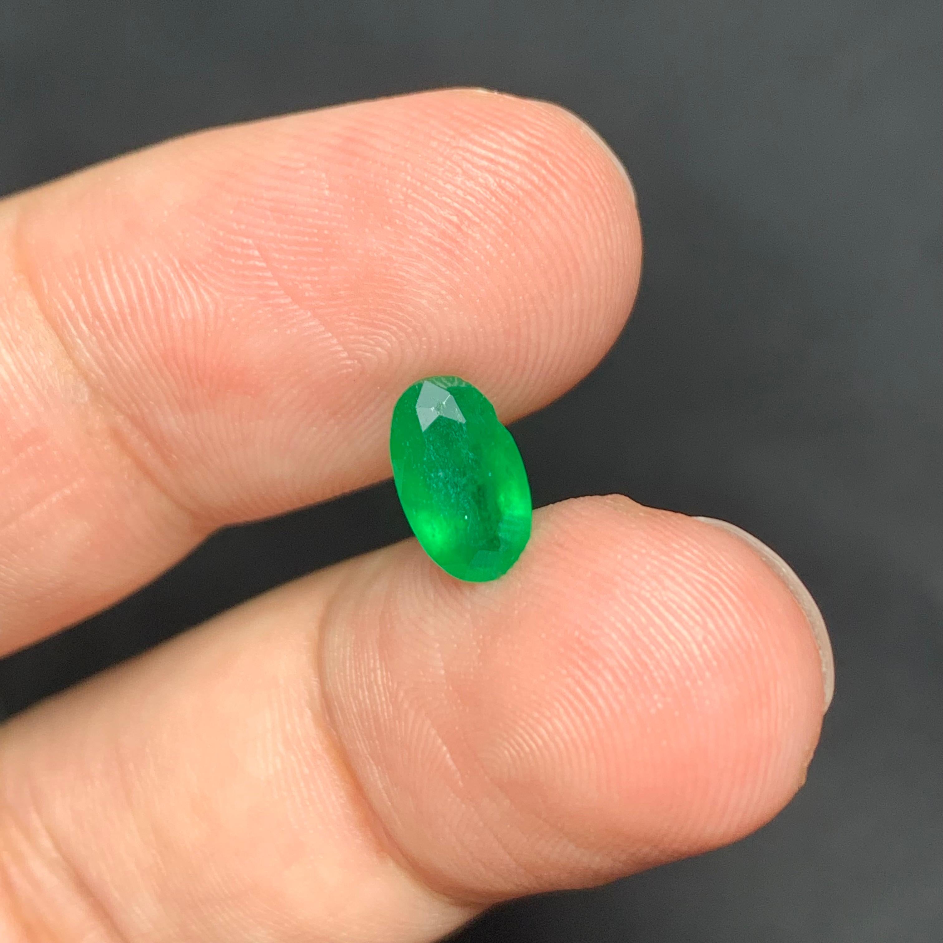 0.95 Carat Natural Loose Emerald Oval Shape Gem For Jewellery Making  In New Condition For Sale In Peshawar, PK