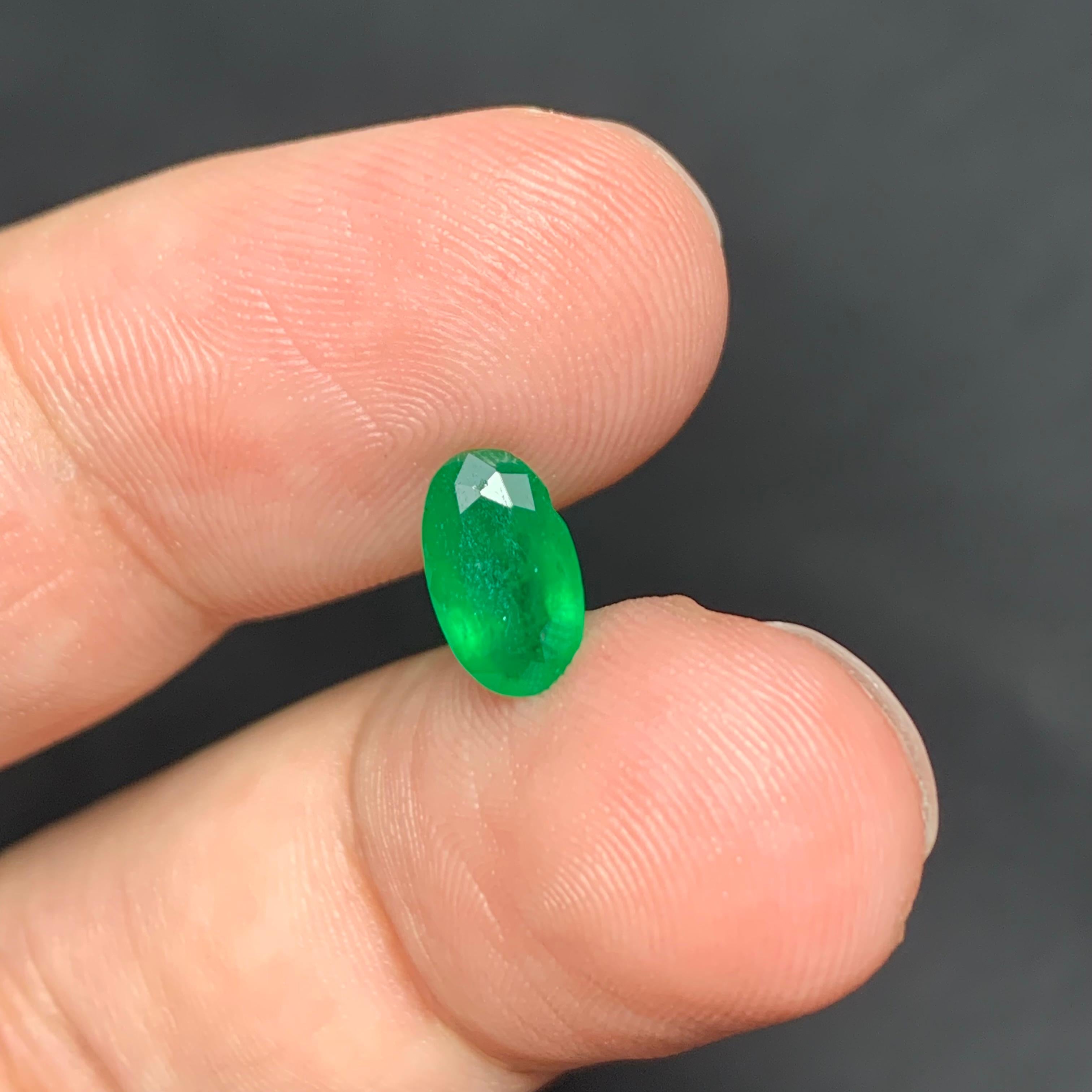 0.95 Carat Natural Loose Emerald Oval Shape Gem For Jewellery Making For Sale 1