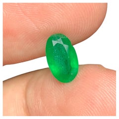 0.95 Carat Natural Loose Emerald Oval Shape Gem For Jewellery Making 