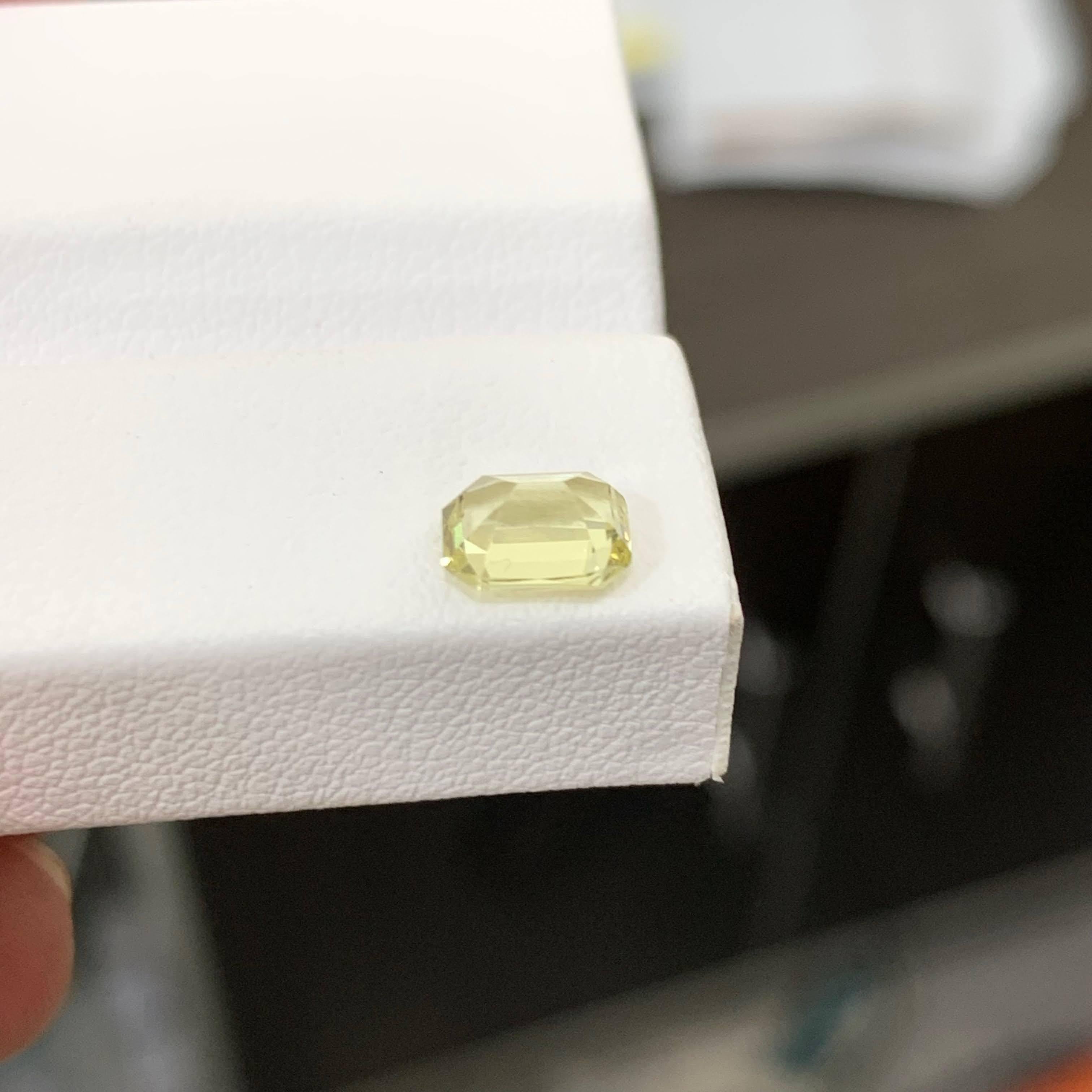 0,95 Karat natürlicher loser gelber Saphir Stein Smaragdschliff Sri Lanka Edelstein im Zustand „Neu“ im Angebot in Bangkok, TH