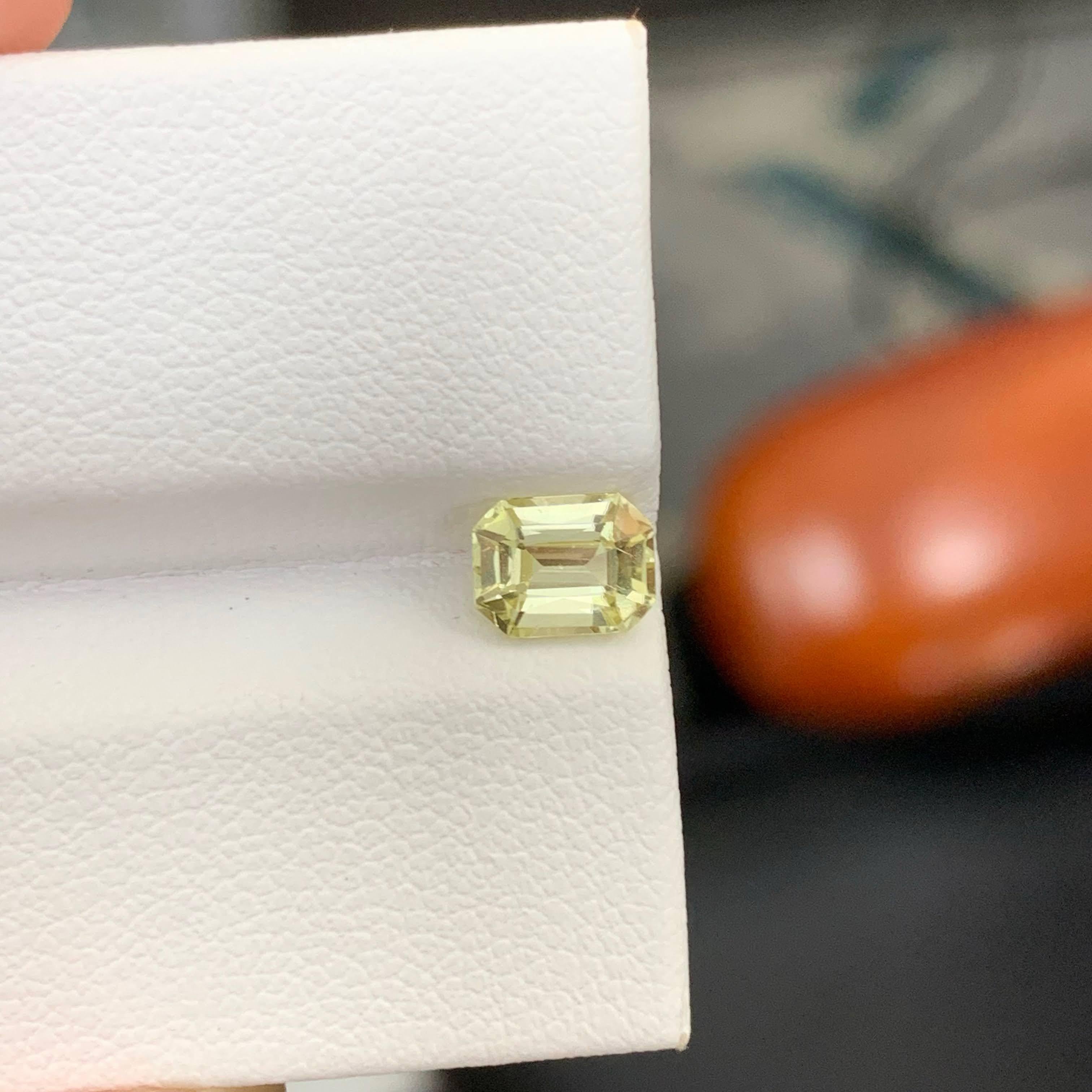 0,95 Karat natürlicher loser gelber Saphir Stein Smaragdschliff Sri Lanka Edelstein für Damen oder Herren im Angebot