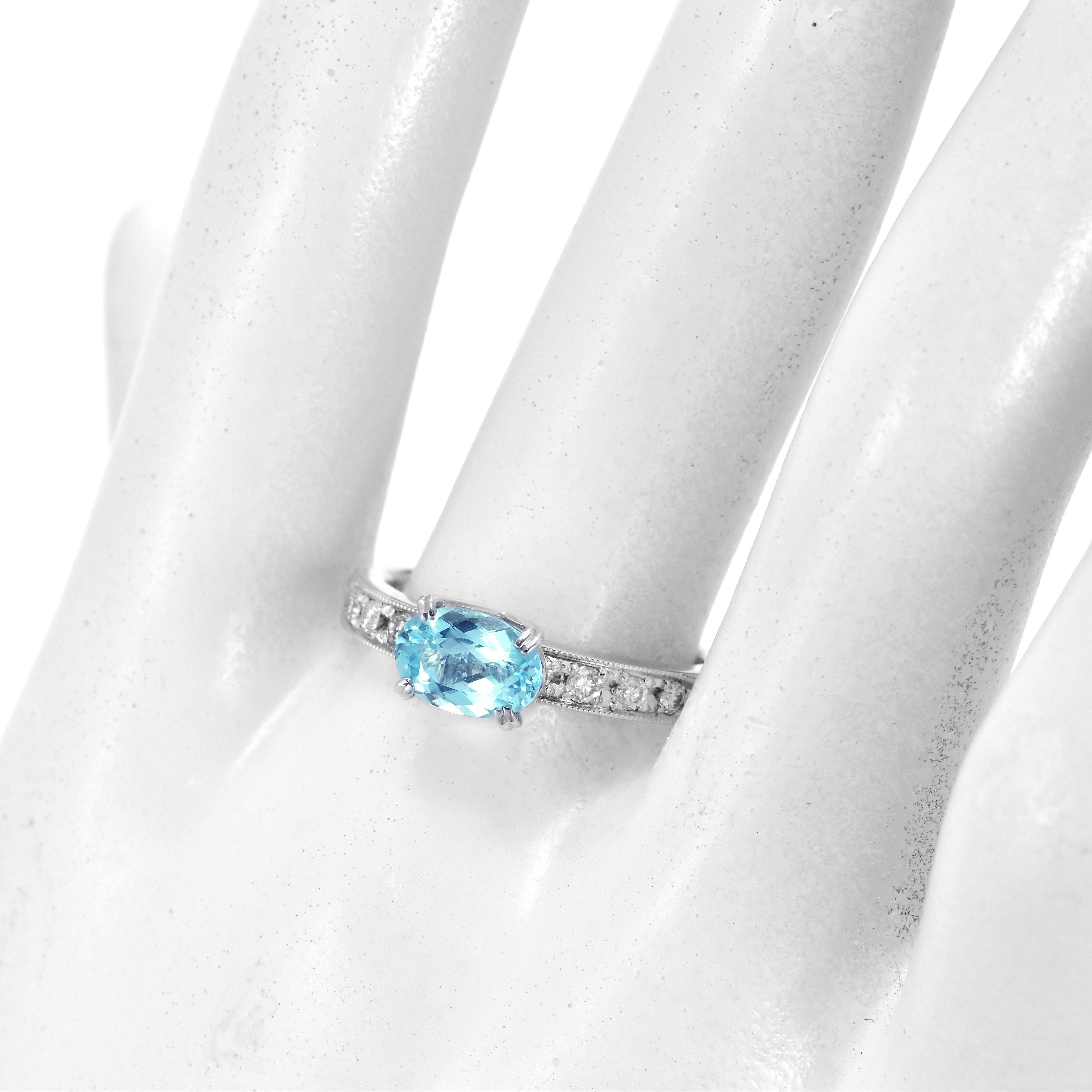 0.95 Carat Natural Paraiba Tourmaline and Diamond Ring Made in Platinum In New Condition For Sale In Tokyo, JP