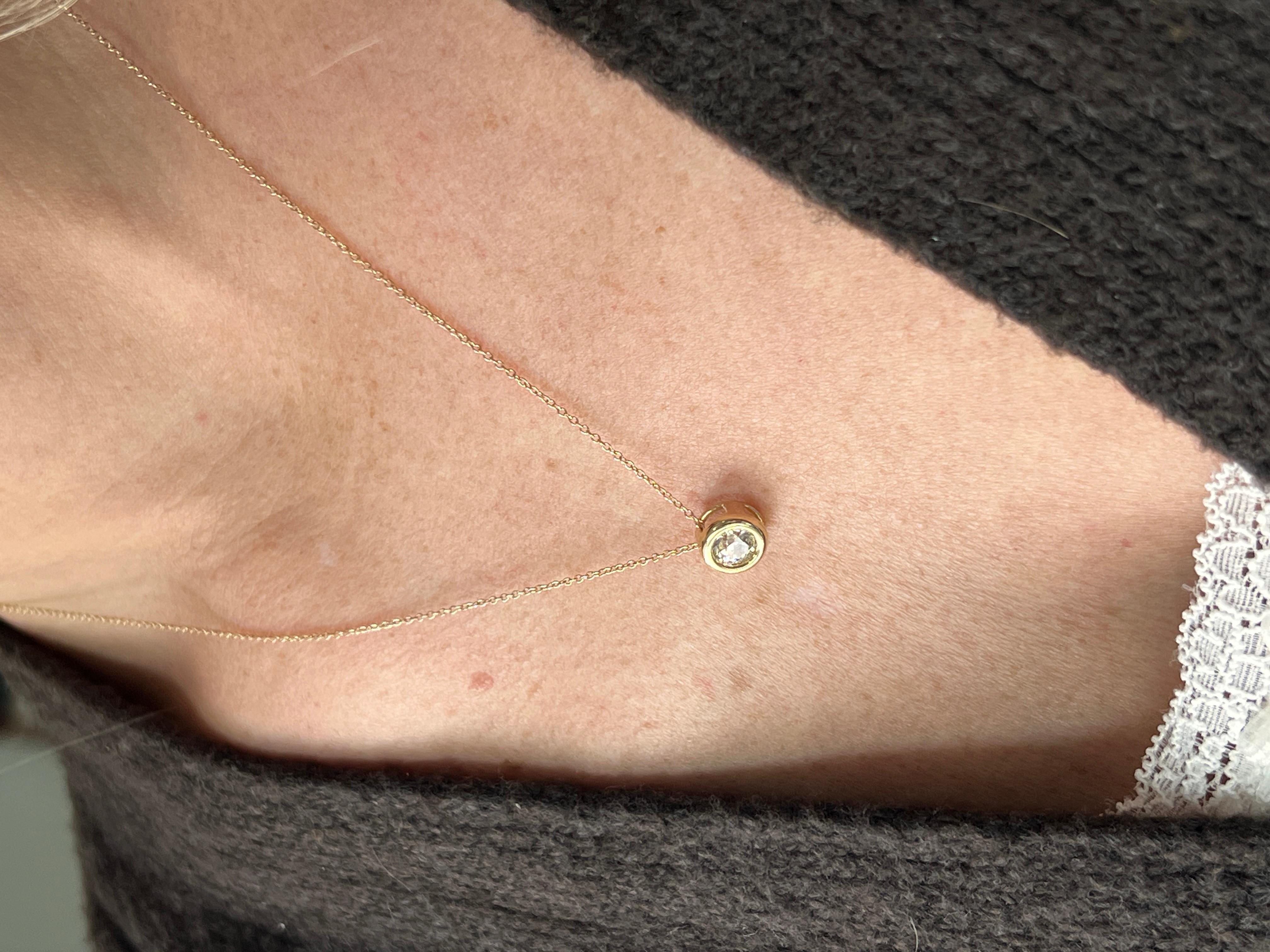 Contemporain Collier pendentif en or jaune 14k avec diamant européen de 0,95 carat en vente
