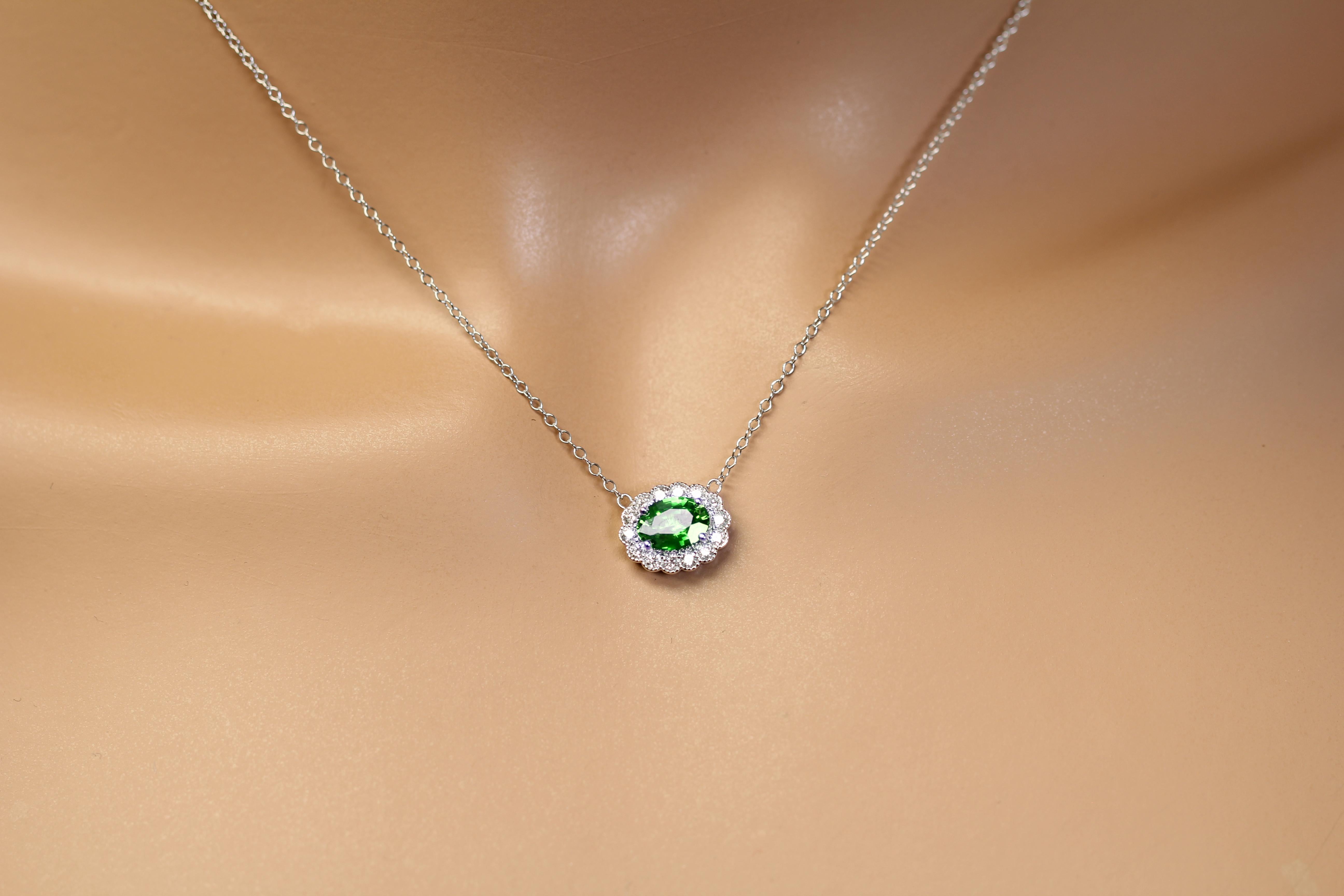Taglio ovale 0.95 Carat Oval Emerald Pendant with 0.4 ct Diamond Halo in 18k White ref933 in vendita