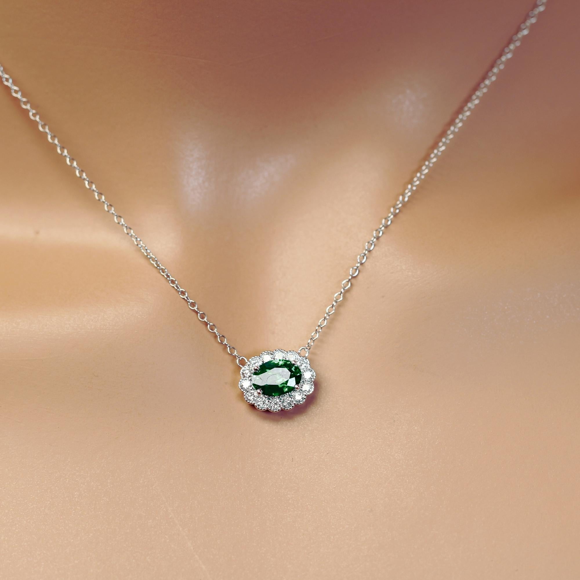 0.95 Carat Oval Emerald Pendant with 0.4 ct Diamond Halo in 18k White ref933 in vendita 3