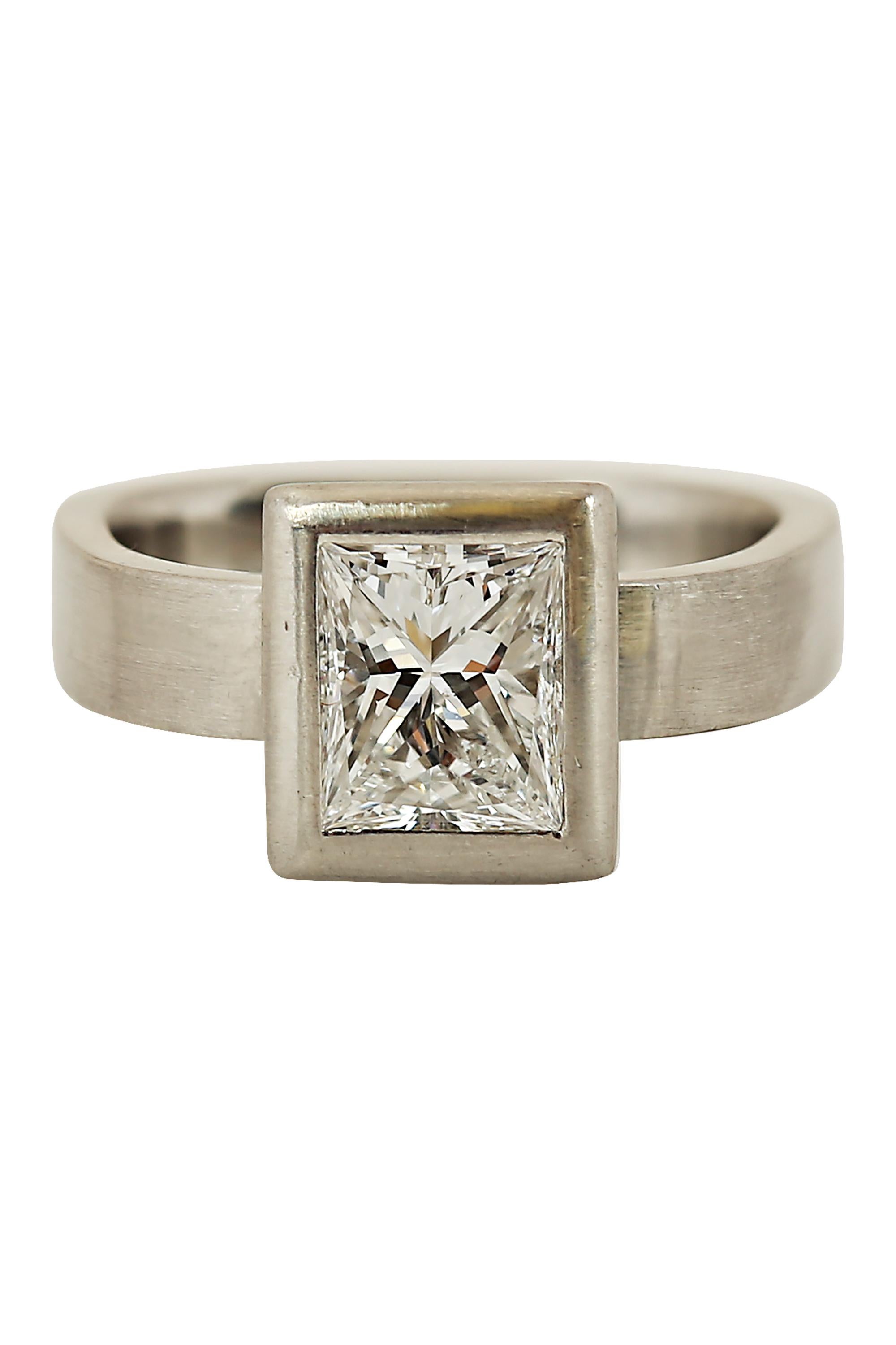 0,95 Karat Diamant im Prinzessinnenschliff Moderner Ring im Zustand „Hervorragend“ im Angebot in beverly hills, CA