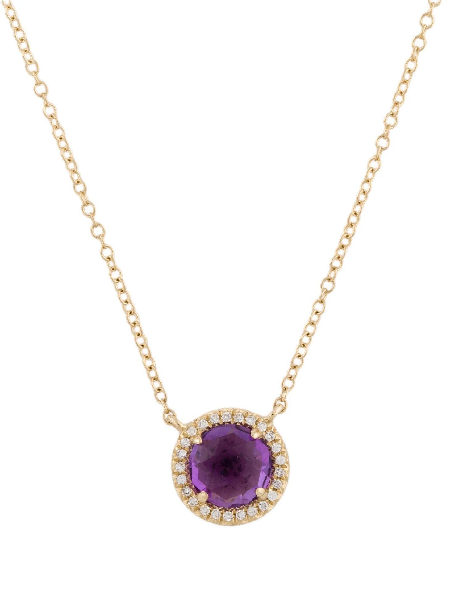 Ce pendentif en améthyste et diamant est un accessoire étonnant et intemporel qui peut ajouter une touche de glamour et de sophistication à n'importe quelle tenue. 

Ce pendentif présente une améthyste violette ronde de 0,95 carat, avec un halo de