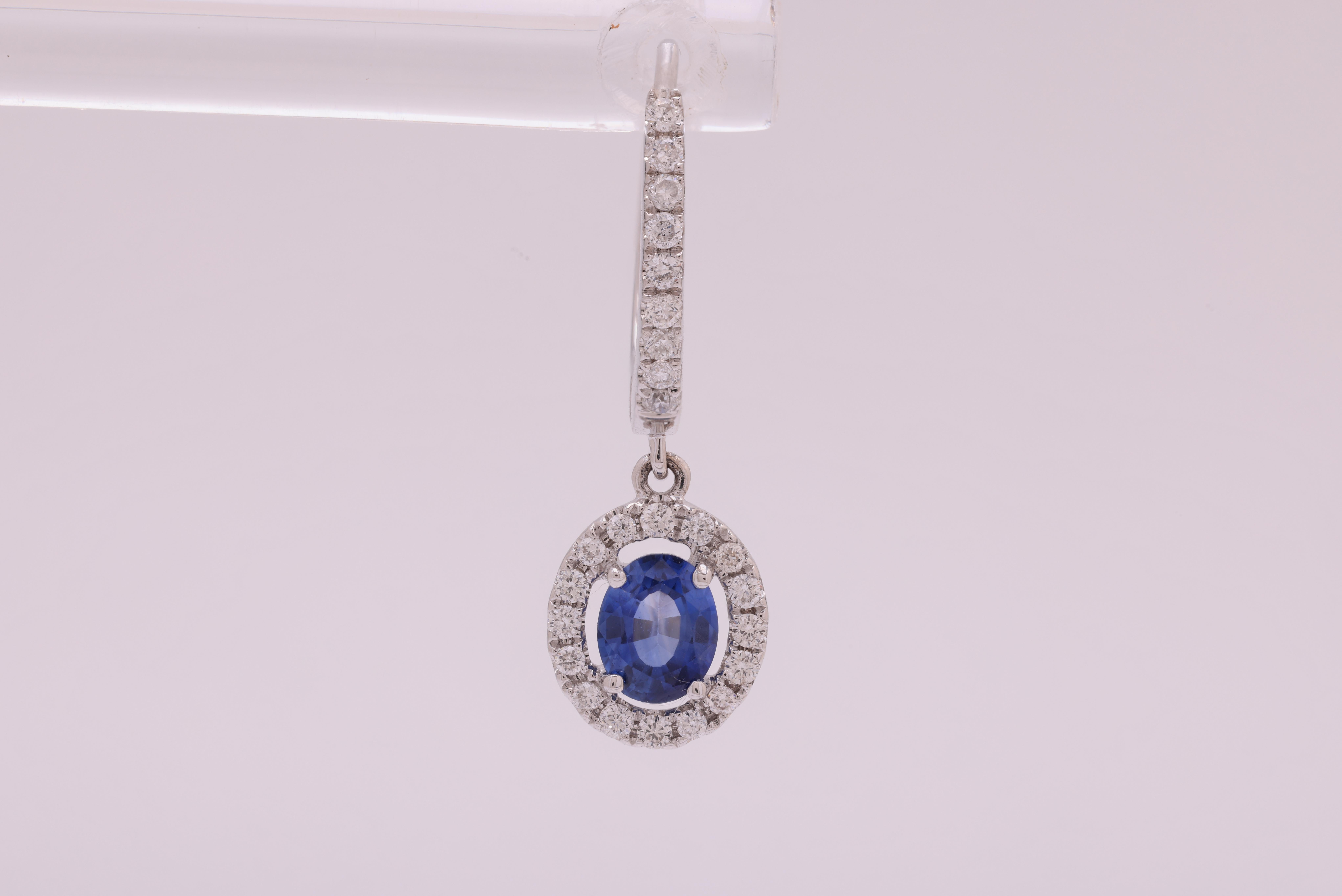 Contemporary 0.95 Carat Round Blue Sapphire and 0.33 Carat Diamond Earring in 18W ref118 For Sale