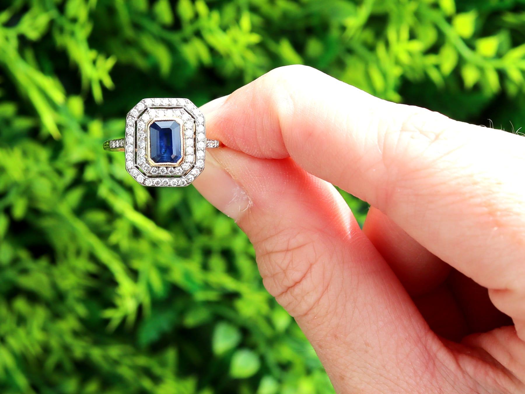 Un raffinato e impressionante anello a doppia aureola con zaffiro da 0,95 carati, diamante da 0,60 carati, oro giallo da 18 carati e oro bianco da 18 carati; fa parte della nostra collezione di anelli di fidanzamento con zaffiro.

Questo raffinato e