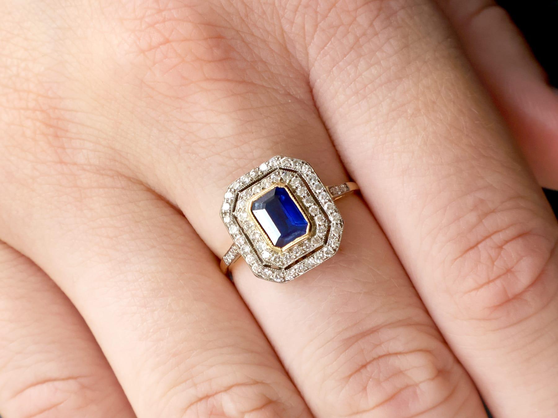 Taglio smeraldo Zaffiro da 0,95 carati e diamante da 0,60 carati, anello aureola in oro giallo 18 carati Circa 1940 in vendita