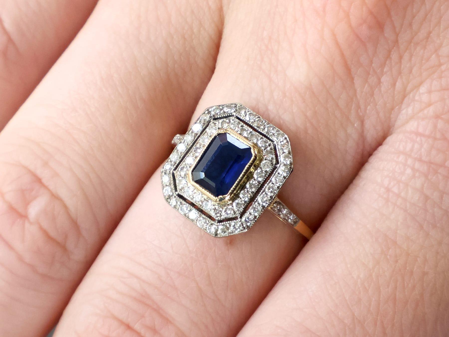 Zaffiro da 0,95 carati e diamante da 0,60 carati, anello aureola in oro giallo 18 carati Circa 1940 In condizioni ottime in vendita a Jesmond, Newcastle Upon Tyne