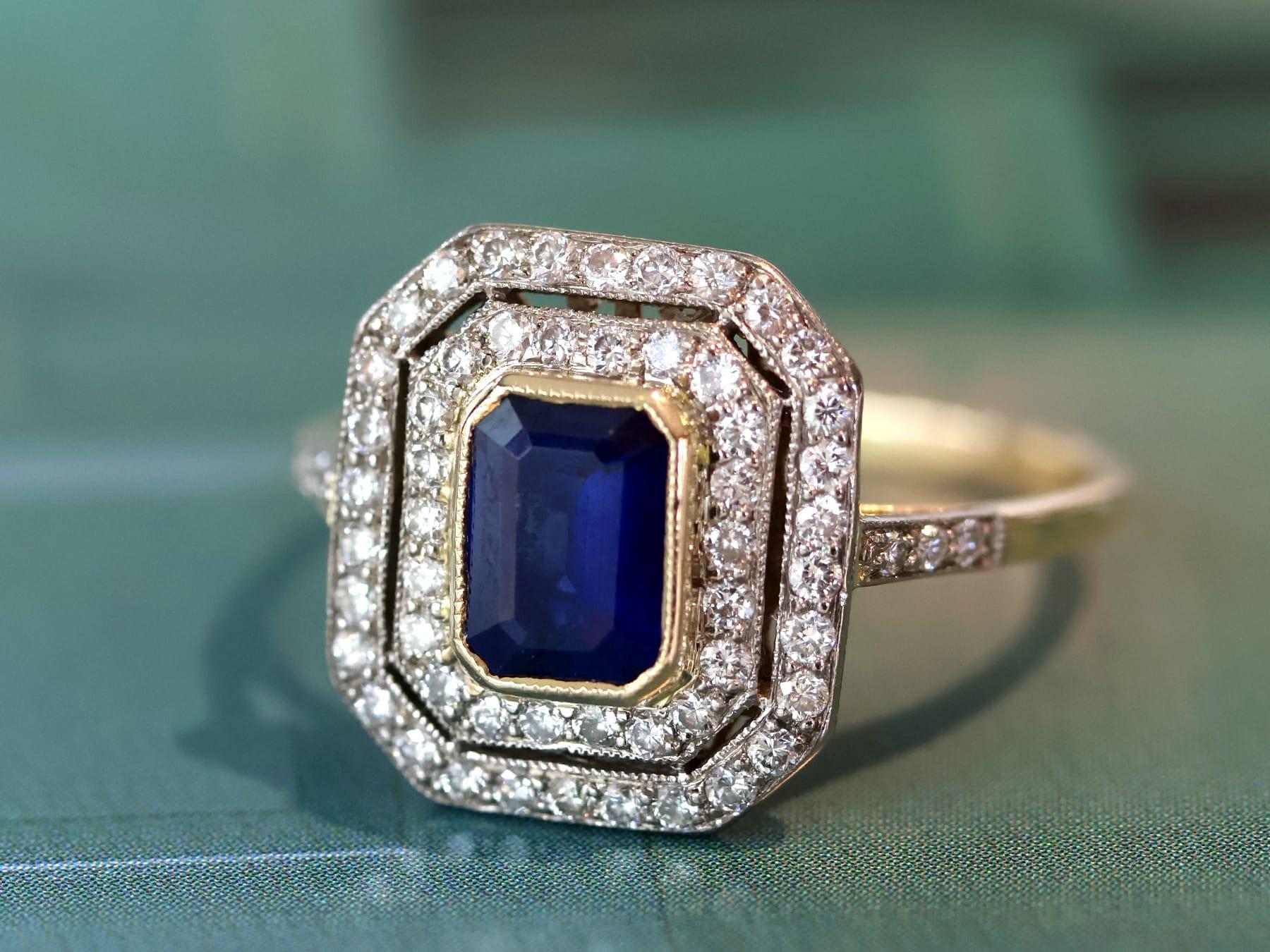 da uomo o donna Zaffiro da 0,95 carati e diamante da 0,60 carati, anello aureola in oro giallo 18 carati Circa 1940 in vendita