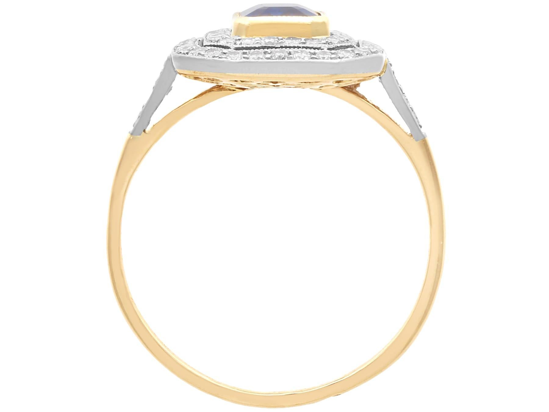 Zaffiro da 0,95 carati e diamante da 0,60 carati, anello aureola in oro giallo 18 carati Circa 1940 in vendita 3