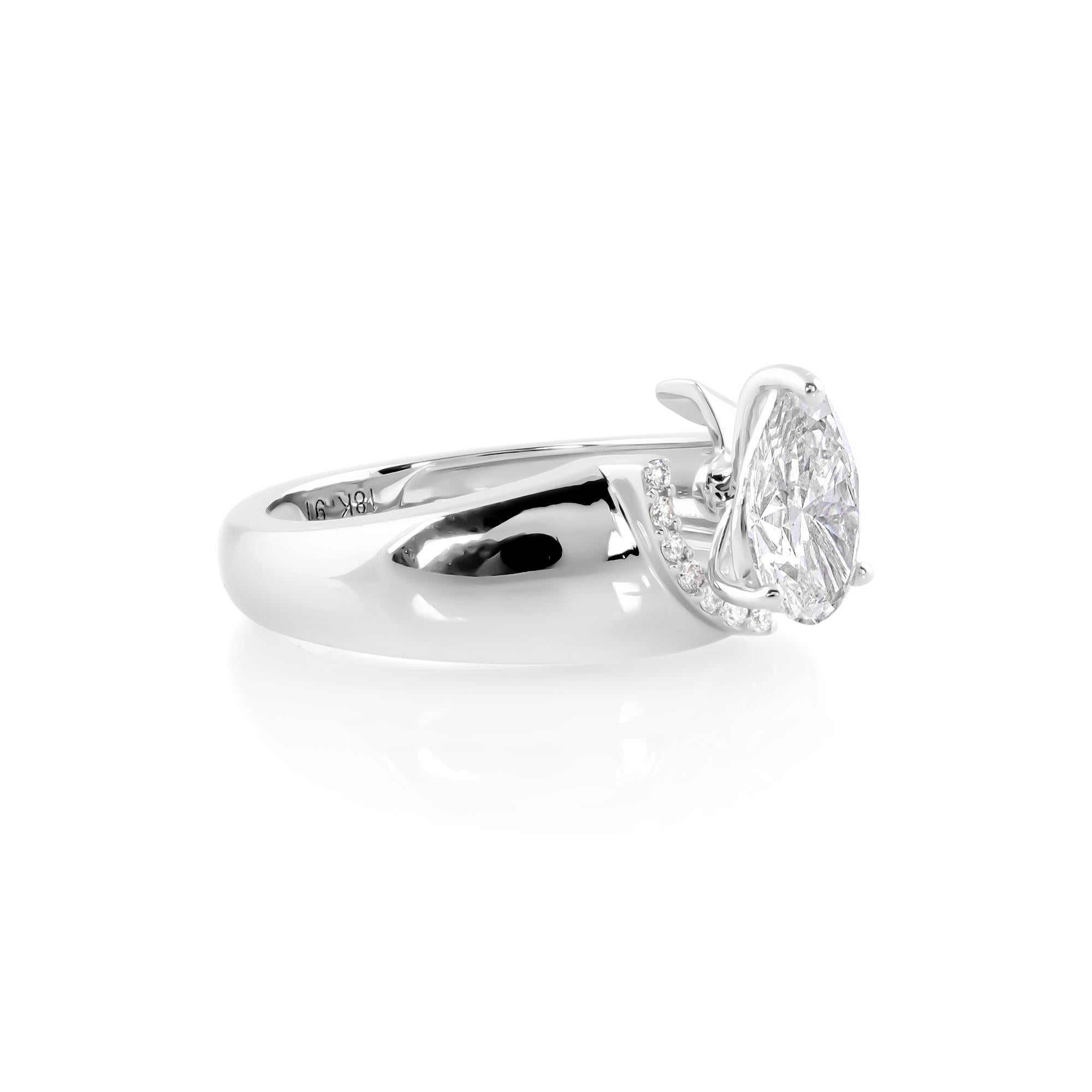 La simplicité du design permet à la beauté naturelle du diamant de briller, faisant de cette bague le choix parfait pour ceux qui apprécient l'élégance discrète et la sophistication intemporelle. Qu'elle soit portée comme bague de fiançailles,