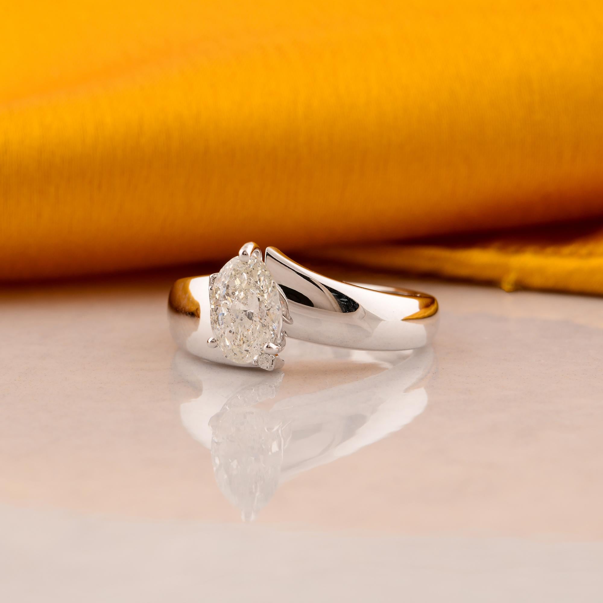 Moderne Bague solitaire en or blanc 18 carats avec diamants ovales de 0,95 carat, faite à la main en vente