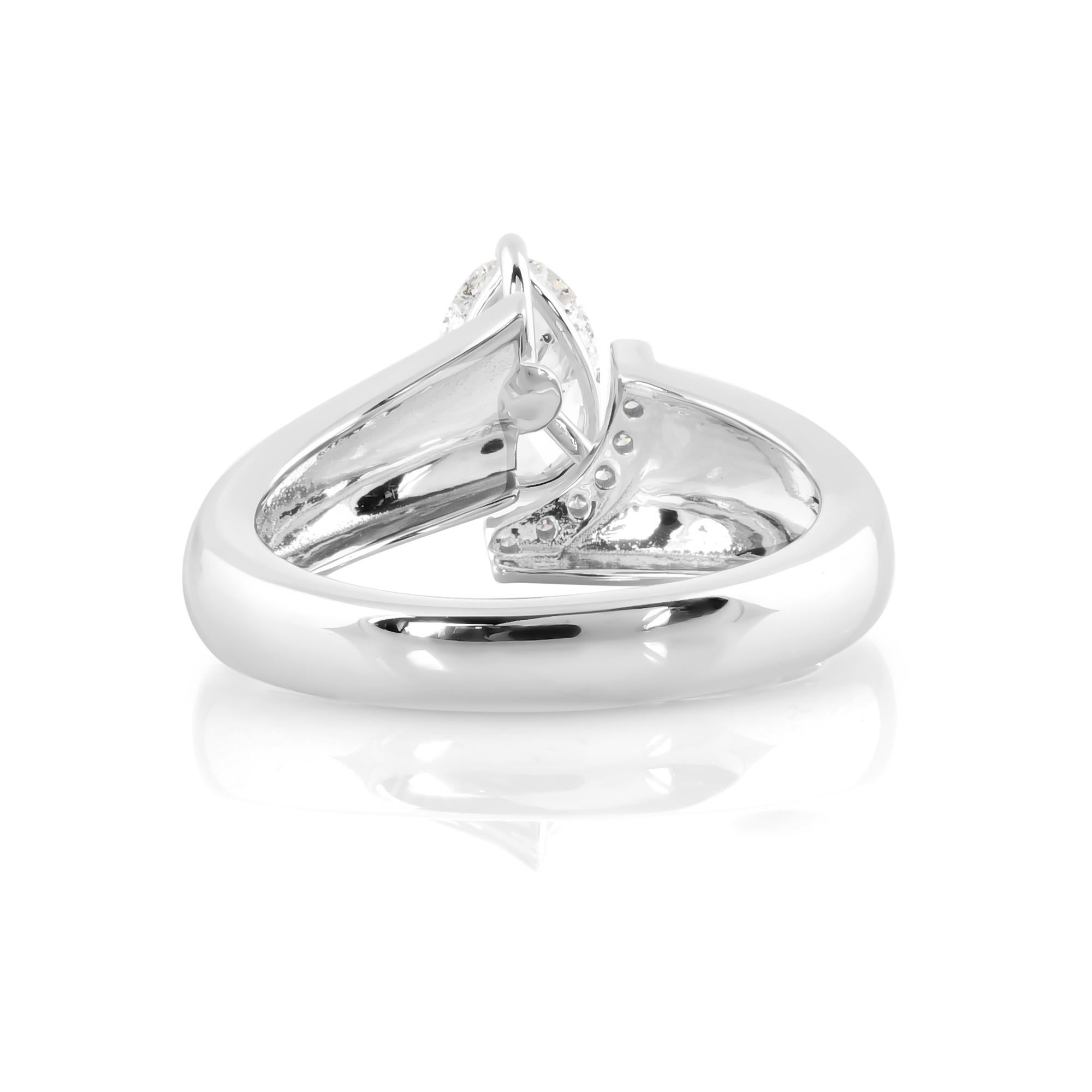 Bague solitaire en or blanc 18 carats avec diamants ovales de 0,95 carat, faite à la main Pour femmes en vente