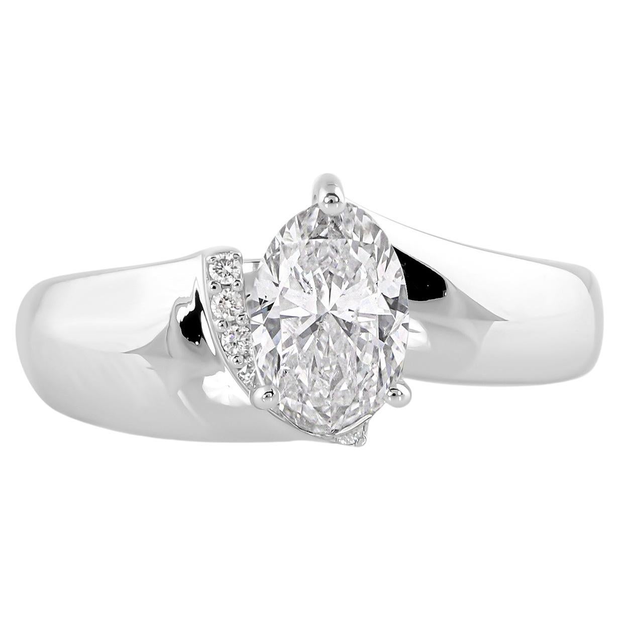 Bague solitaire en or blanc 18 carats avec diamants ovales de 0,95 carat, faite à la main en vente